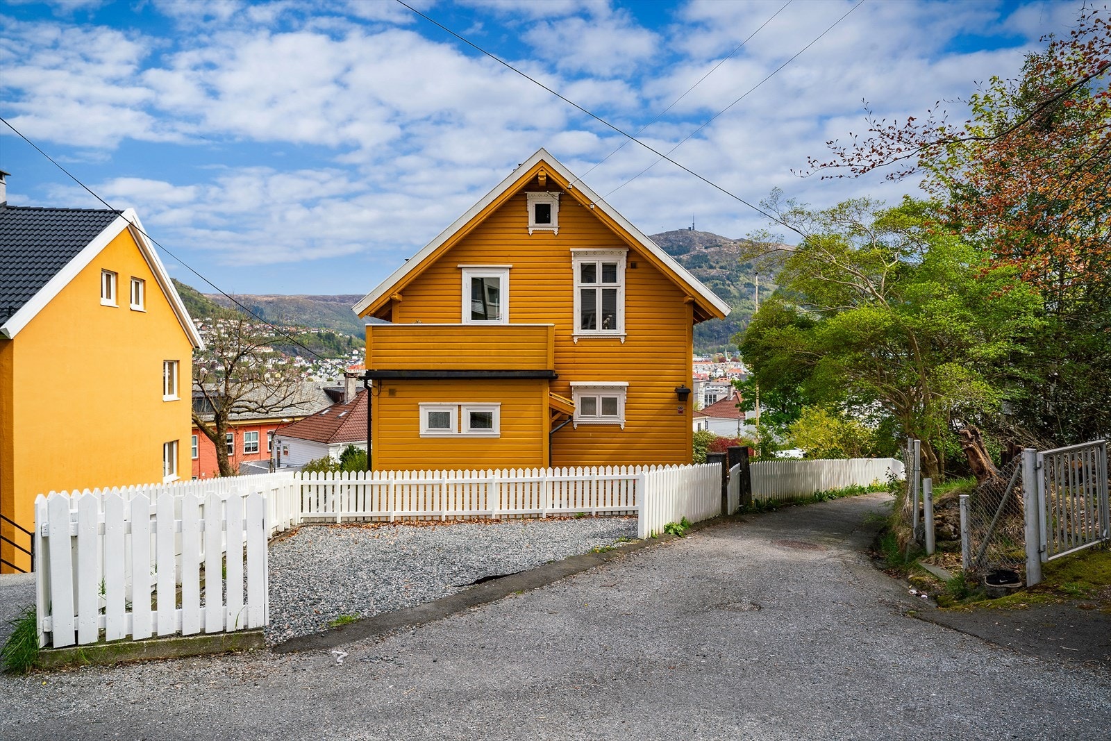 - I gaten rett bak huset finner du busstoppet "Blekenberg". Her går linje 10 via sentrum - Galleribilde