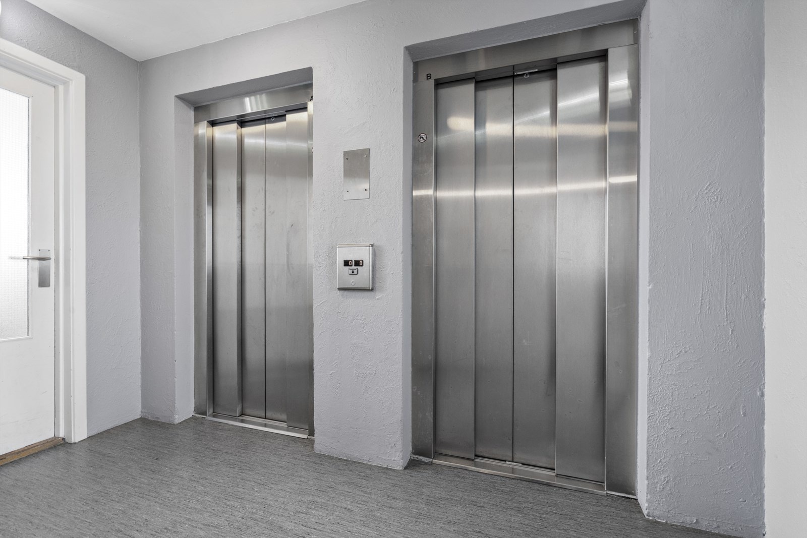 Det er 2 stk. heis i bygget som sørger for at du kommer deg raskt og enkelt opp i riktig etasje. Galleribilde