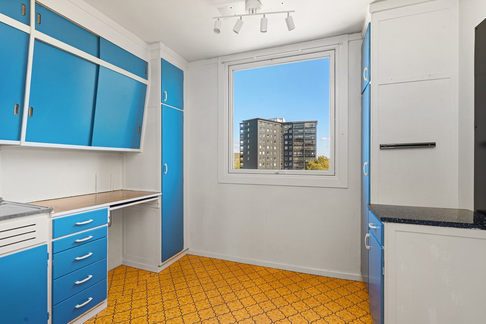 Kjøkkenet er eldre og trengs å pusses opp. De fleste vinduene i leiligheten ble skiftet i regi av borettslaget i 2011. Galleribilde