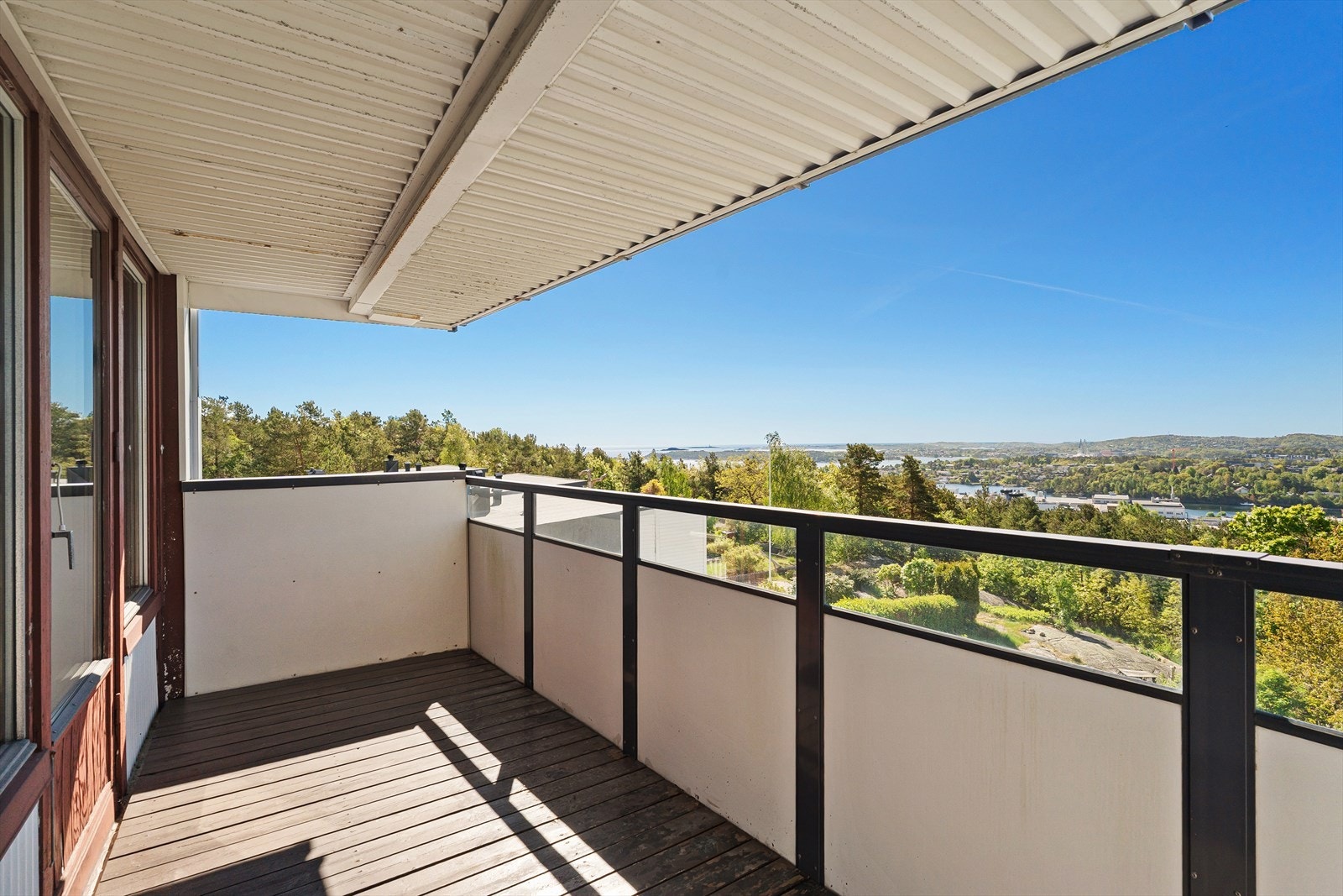 Velkommen til en sentralt beliggende 4-roms andelsleilighet i Kobberveien 12 på Grim. Leiligheten kan friste med en flott utsikt fra byggets 5.etg. Den er presentert av Ina Andersen for Eiendomsmegler Norge. Galleribilde