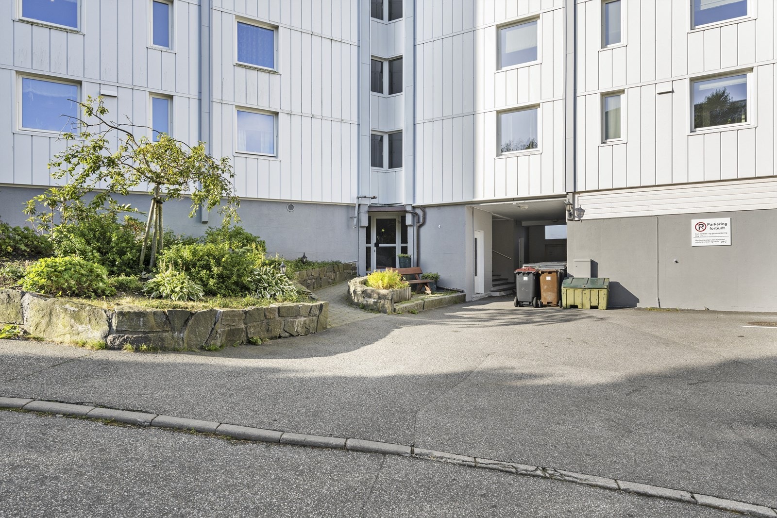 Utendørs er det akkurat laget til en ny sitteplass ved inngangspartiet, samt at det er plass til å parkere sykler og enkel søppelhåndtering her. Det er også gjesteparkeringsplasser like utenfor. Galleribilde