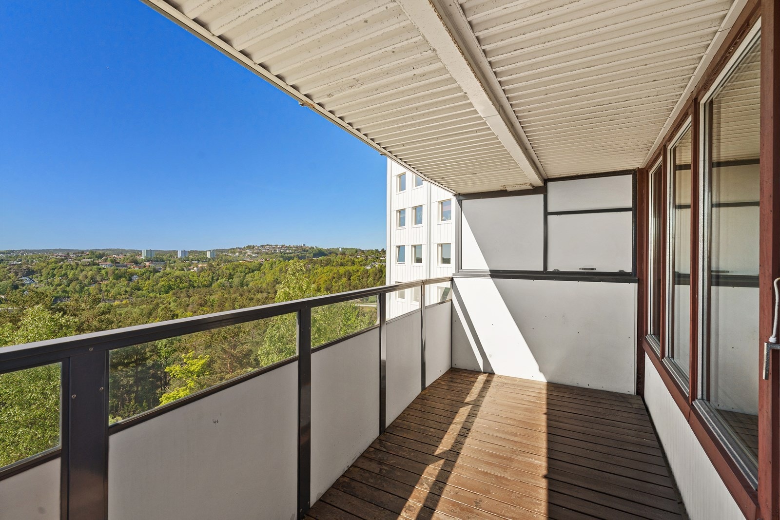 Leilighetens balkong er overbygget og er på ca 9 kvm. Her har du plass til en sittegruppe om ønskelig. Galleribilde