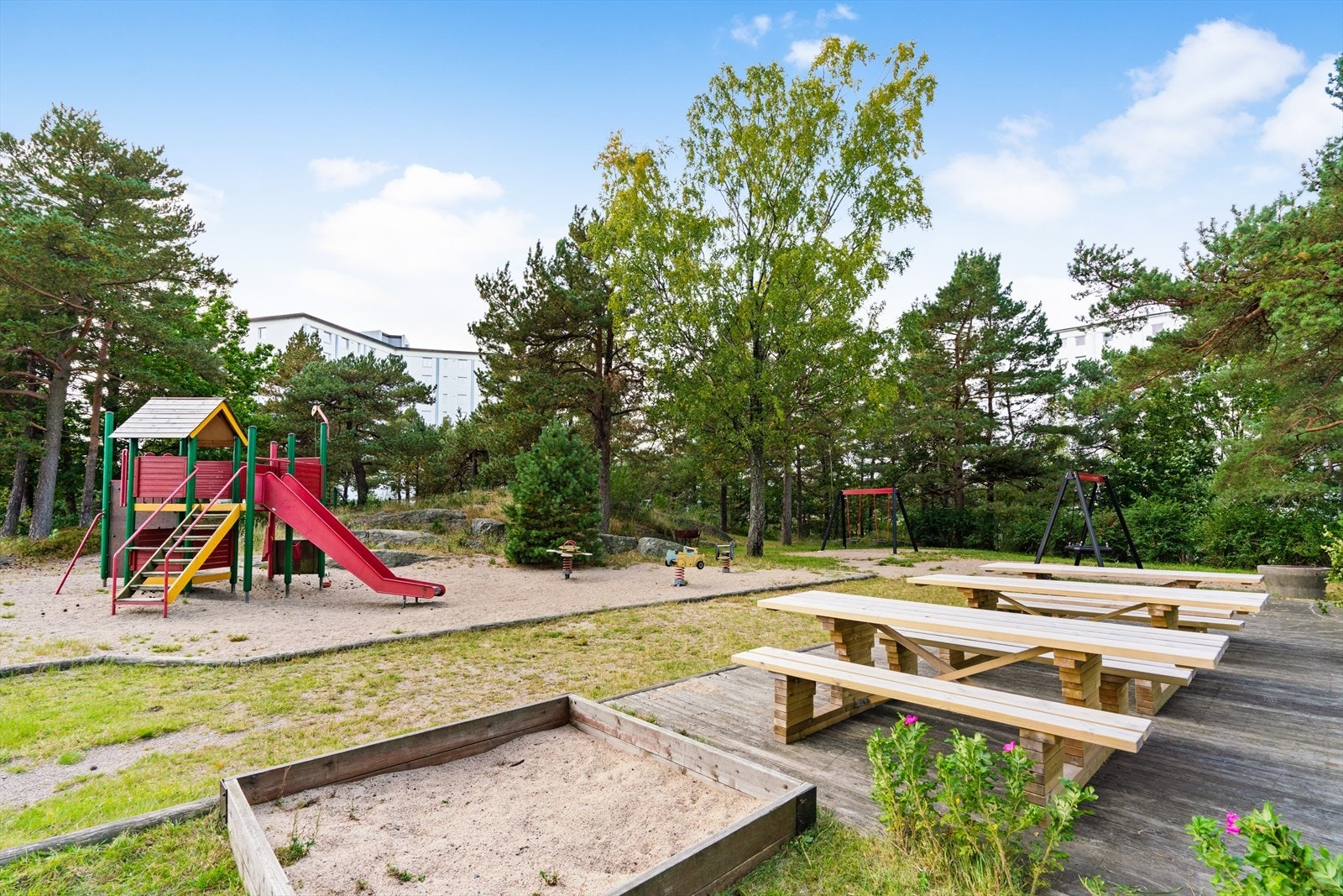 I området finner du denne lekeplassen, samt gangstier via Duekniben og ned til Kristiansand Sentrum. Det er også hyppige bussavganger fra hovedvei. Galleribilde