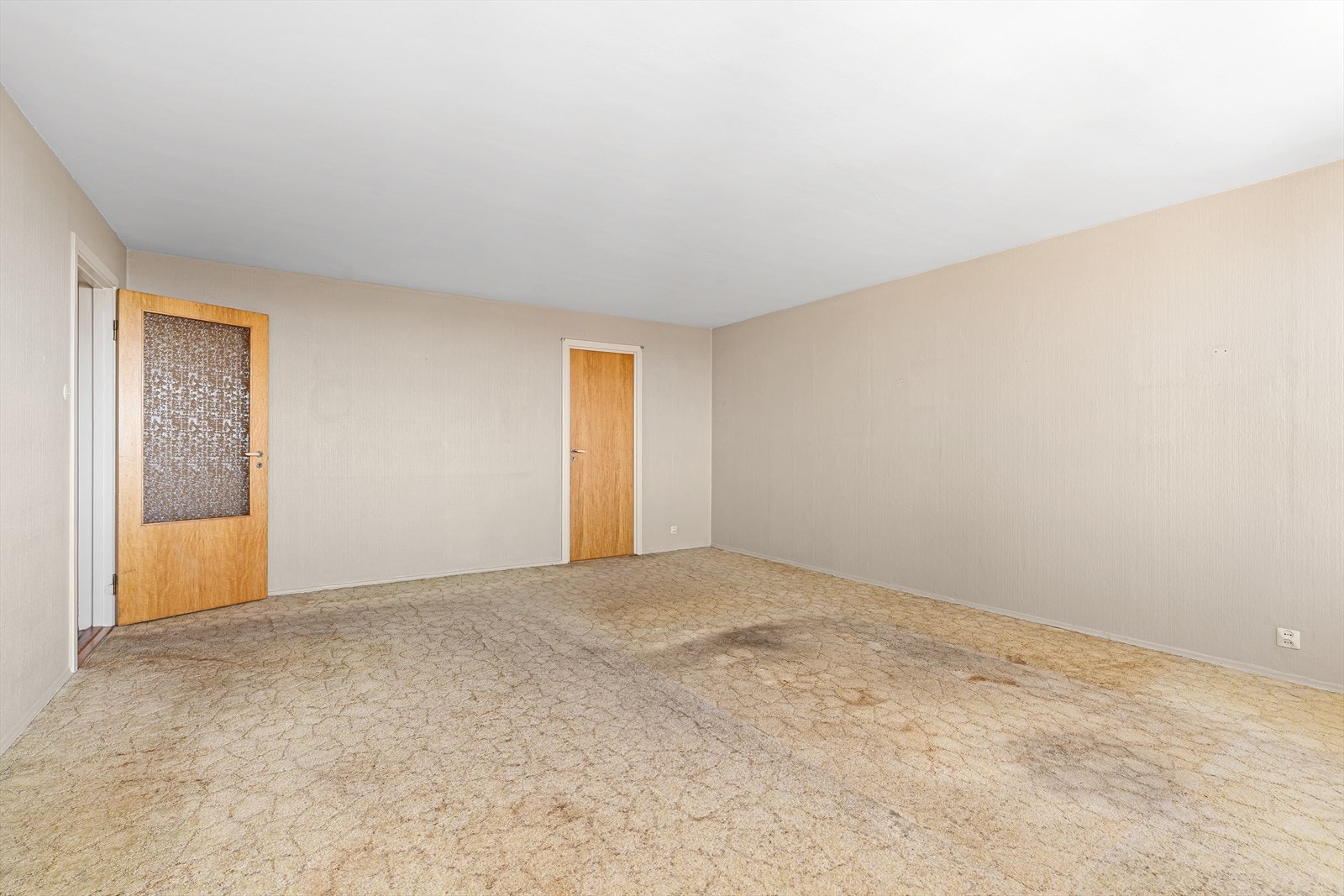 I stuen er det store vindusflater som slipper inn rikelig med naturlig dagslys. Galleribilde