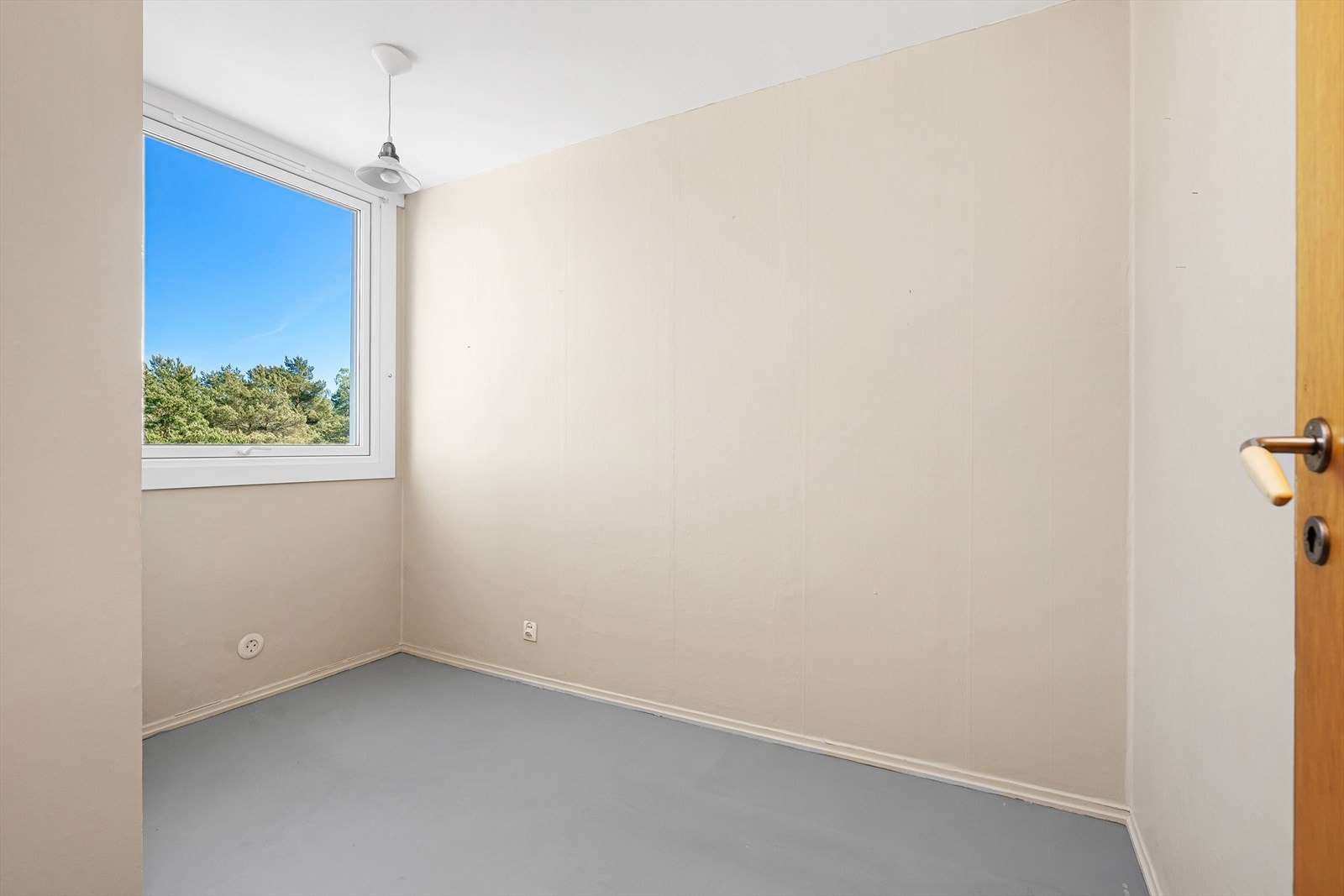 Leiligheten består av hele 3 soverom, hvorav det er plass til seng, nattbord og garderobeløsning på alle rom. På noen av rommene er det innebygde garderobeskap. Galleribilde