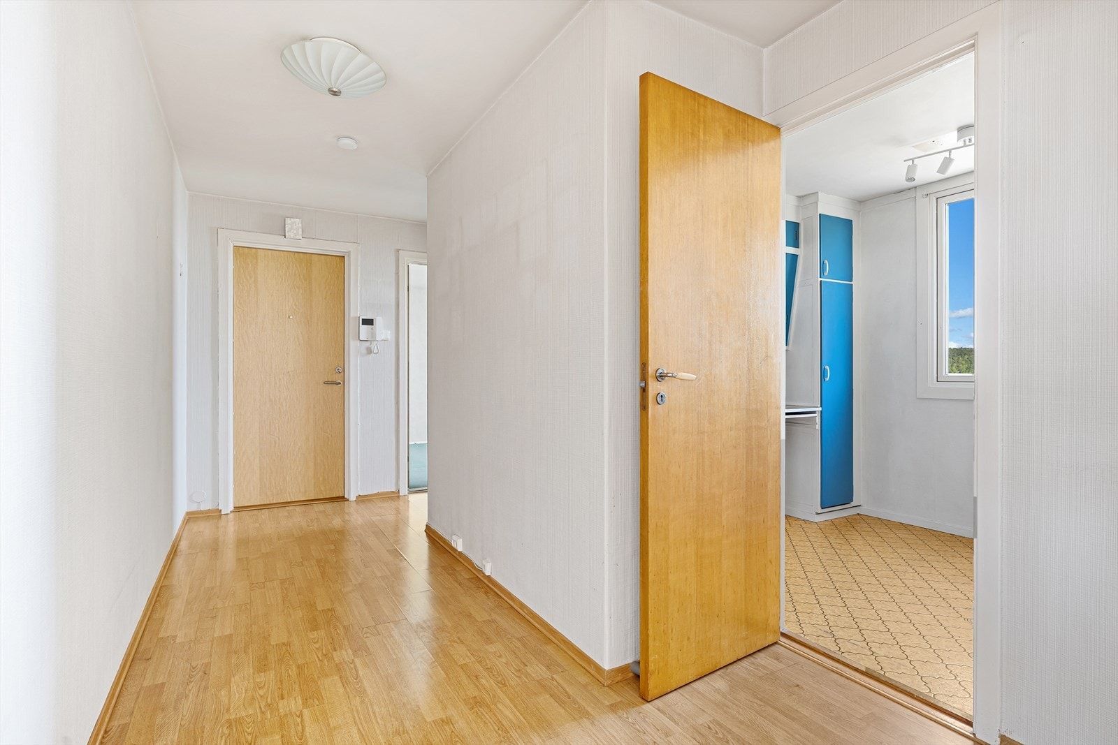 Leiligheten består av en entre, 3 soverom, kjøkken og bad, samt en innvendig bod med tilkomst fra hovedsoverommet. I tillegg medfølger det en bod i byggets underetg Galleribilde