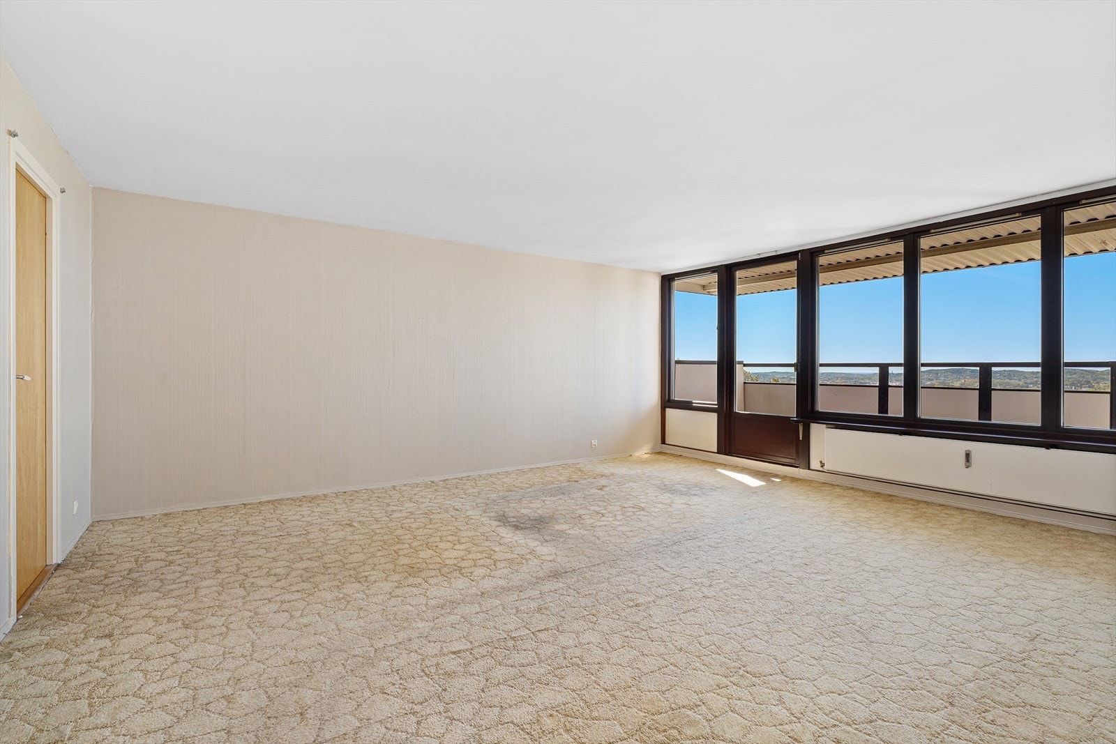 Velkommen inn! Leiligheten bærer preg av at den har vært i bruk i mange år og er nå klar for oppussing. Her har du mange muligheter til å få det slik du vil ha det! Galleribilde