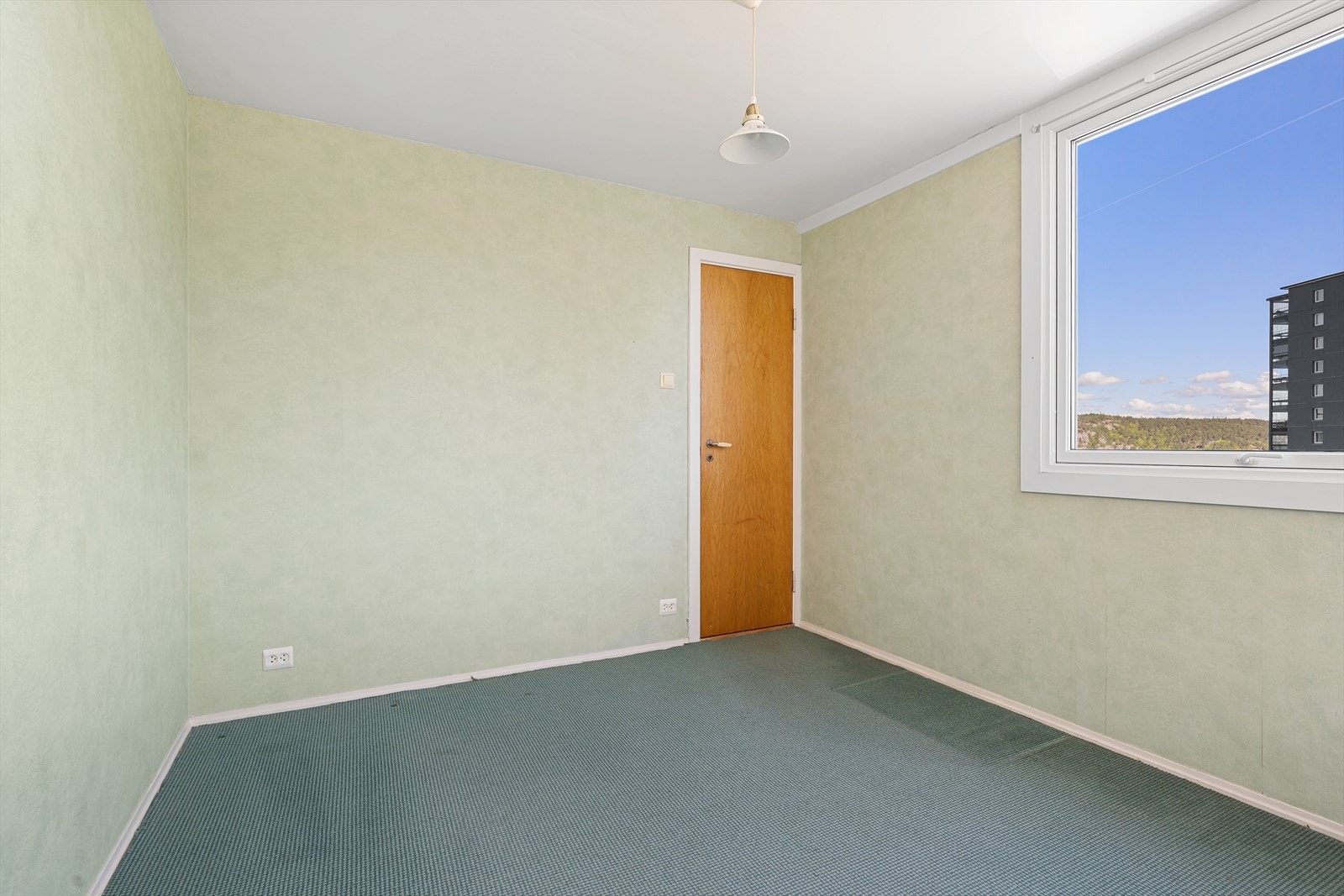 Hovedsoverommet er av god størrelse med plass til dobbeltseng, nattbord og garderobeløsning. Døren videre inn fra hovedsoverommet tar deg til en praktisk innvendig bod som kanskje kan bli en walk-in garderobe? Galleribilde