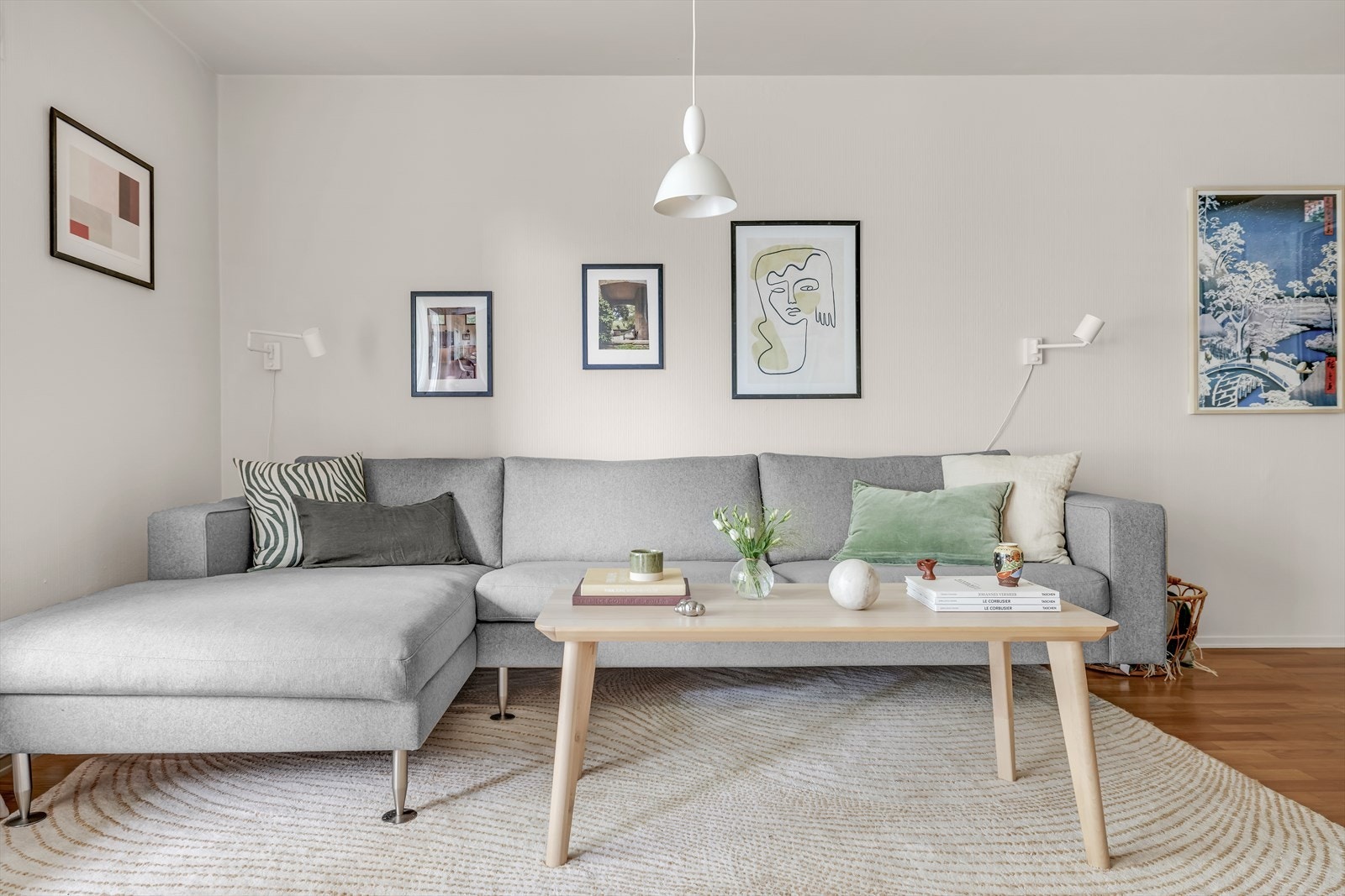 Stuen er malt i lyse og delikate farger som gjør det enkelt å innrede Galleribilde