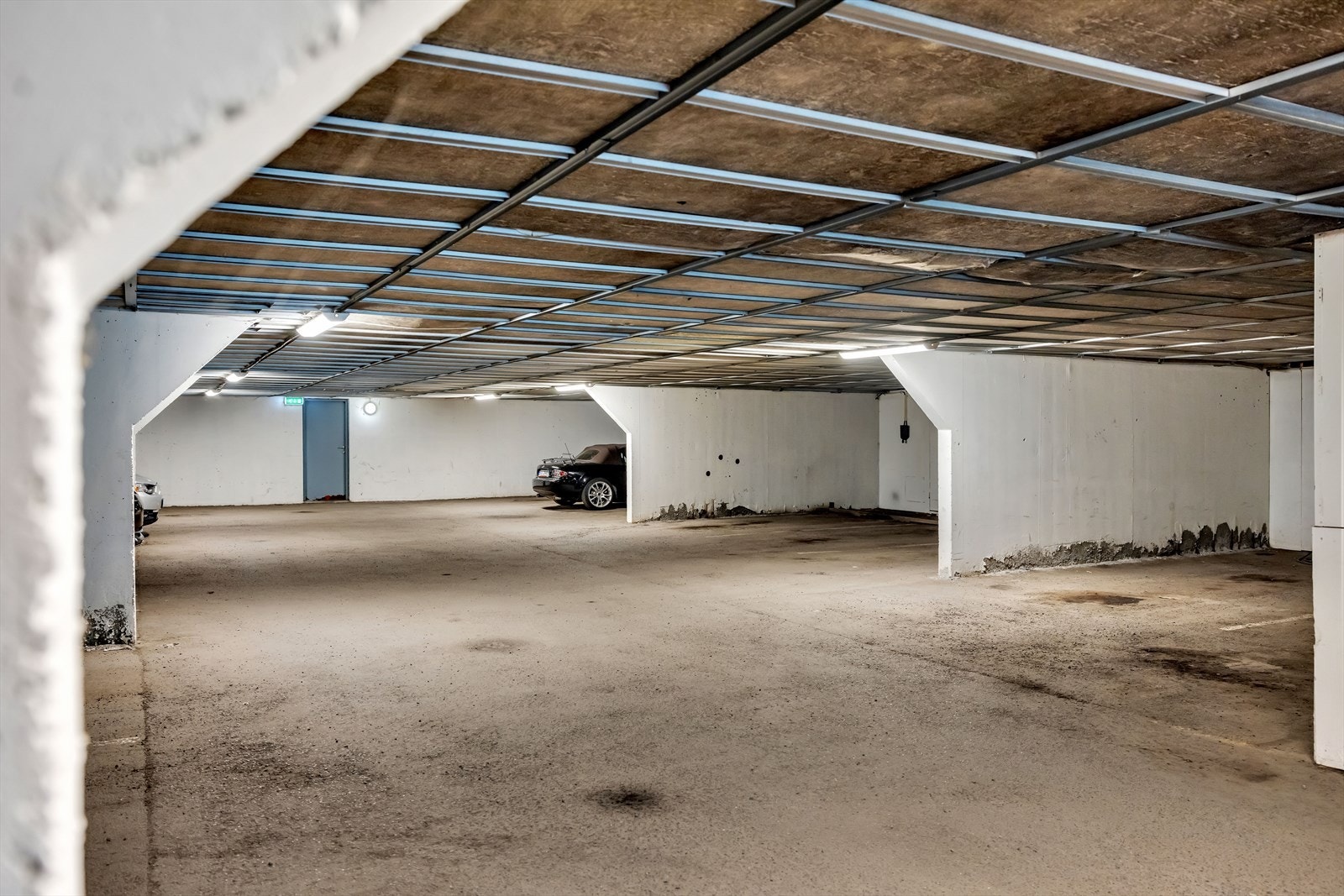 Det er kort venteliste for leie av parkeringsplass med elbil lader i felles garasje Galleribilde