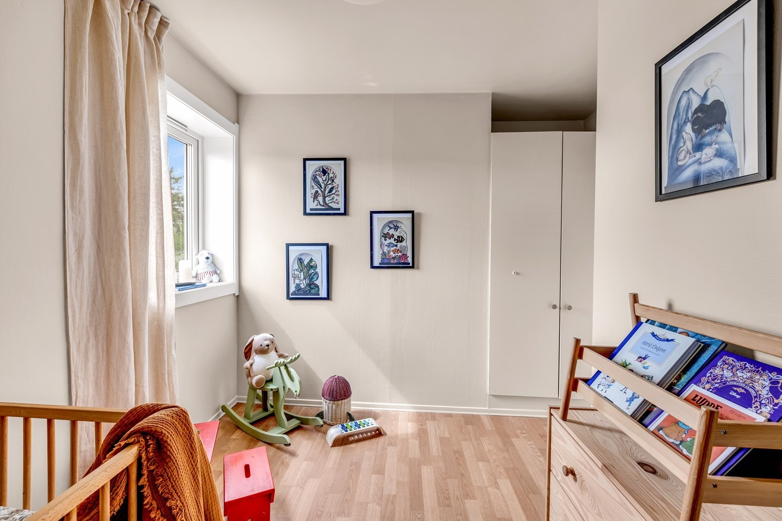 Flere innbygde garderobeskap gir gode lagringsmuligheter Galleribilde