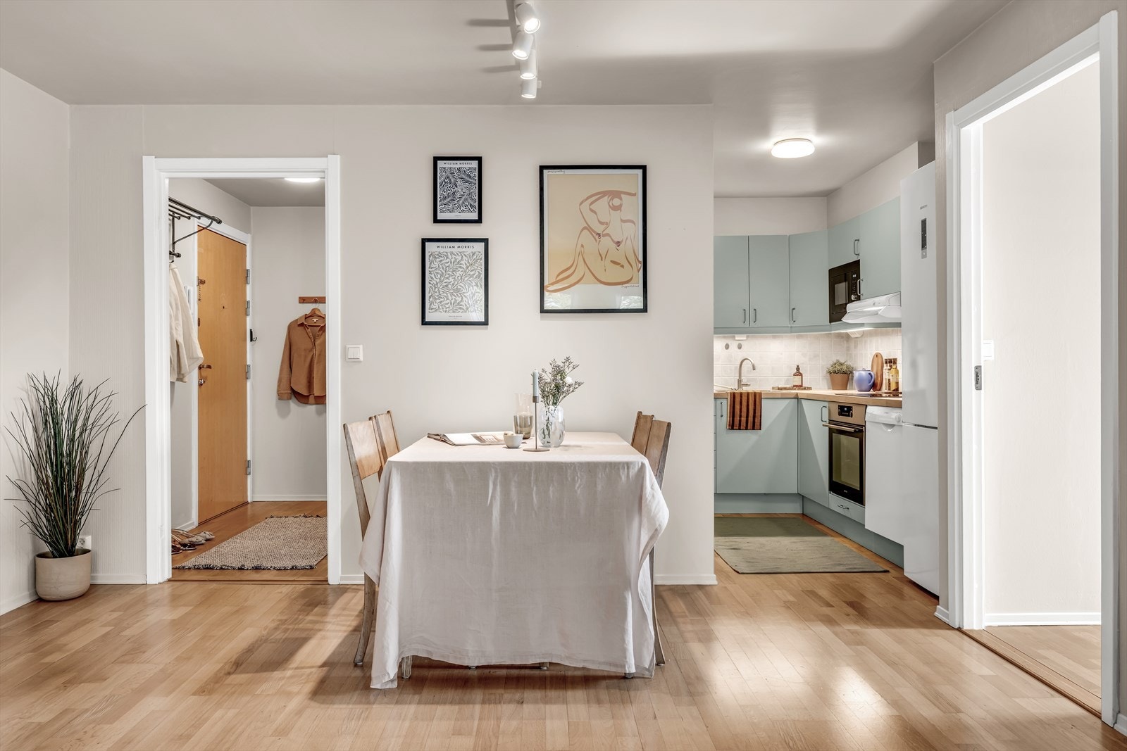 Det er fin plass til en hyggelig spisegruppe Galleribilde