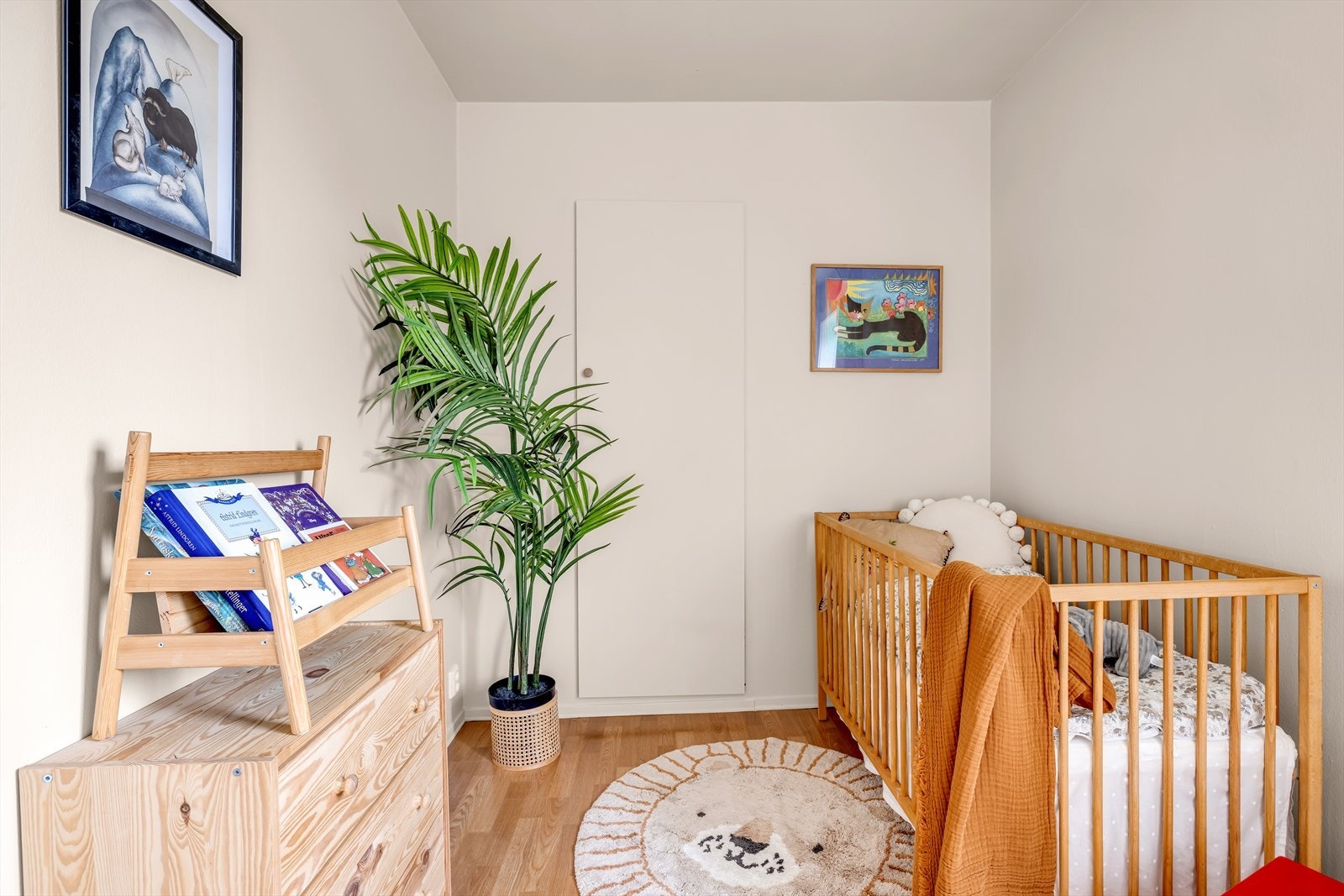 Her er det fin plass til seng og ønsket møblement. Praktisk innebygd garderobe med plass til oppbevaring Galleribilde