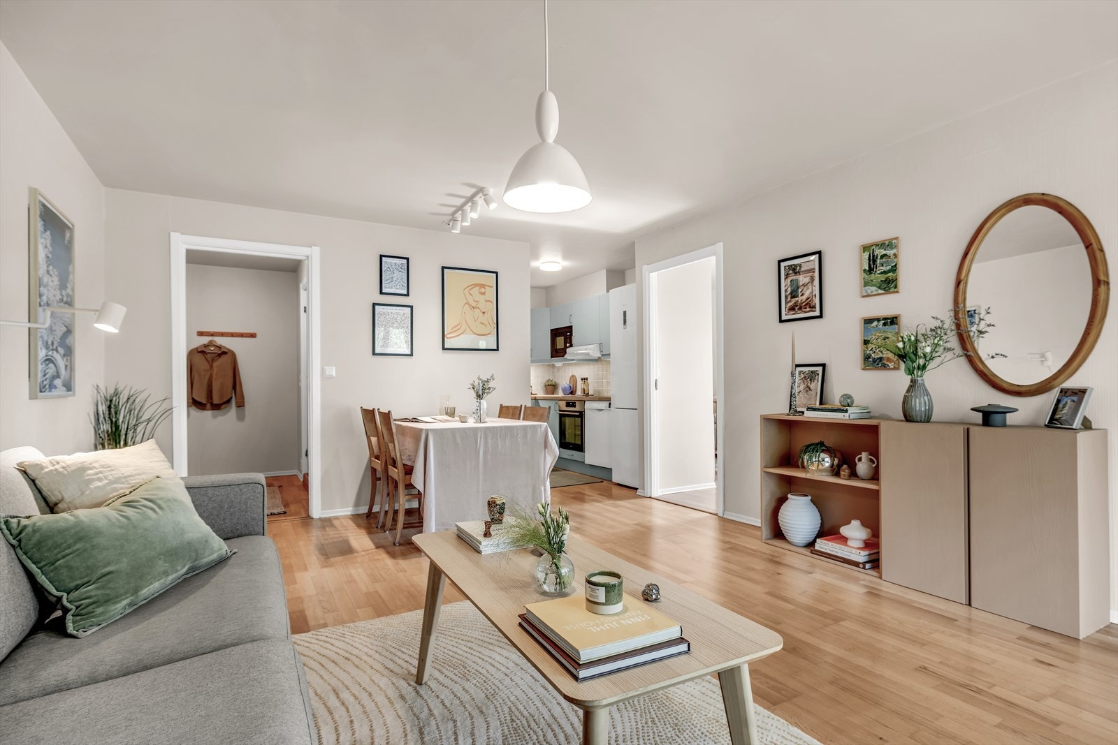 I stue er det god plass til flere sittegrupper og soner Galleribilde