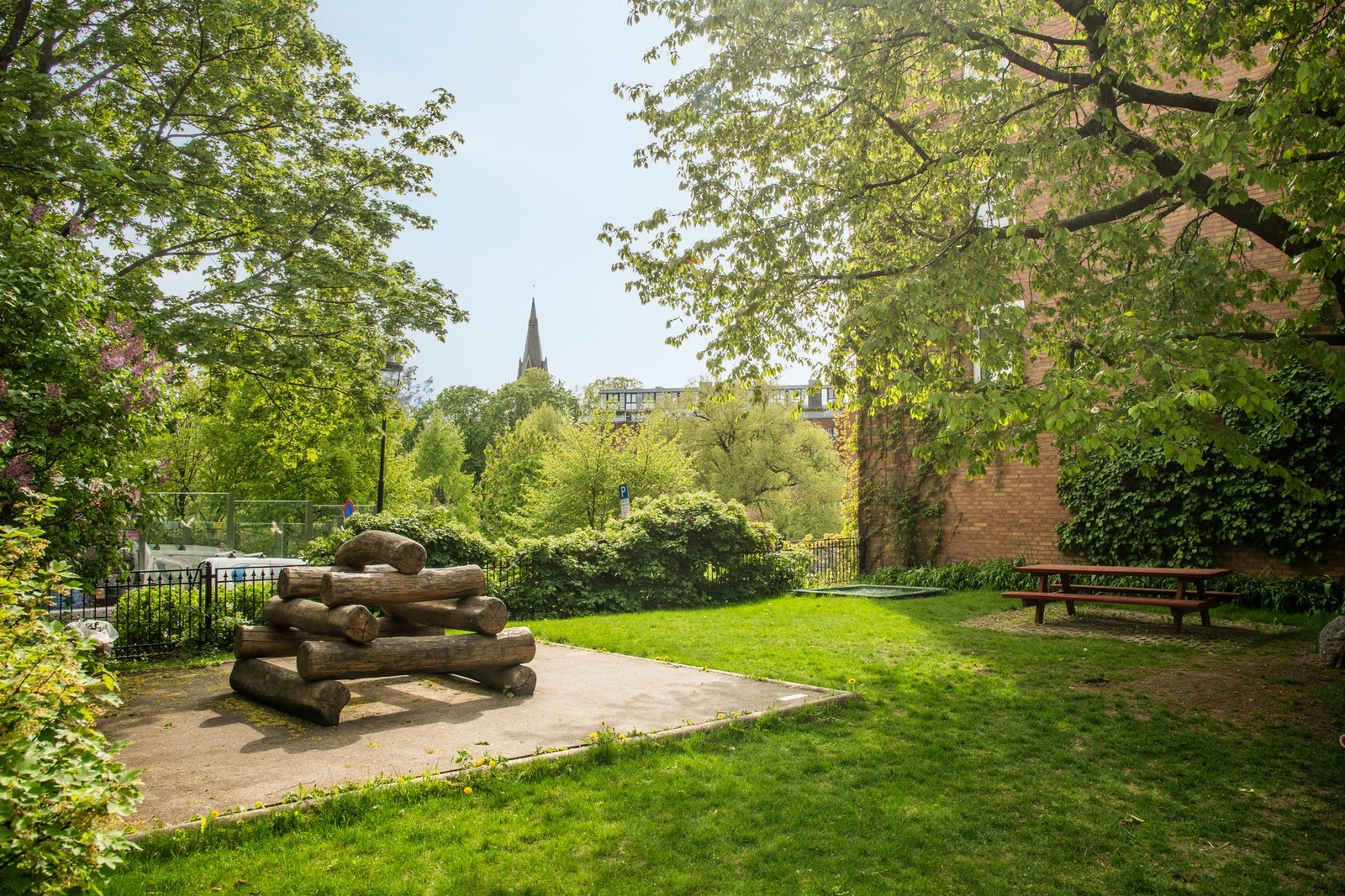 For barnefamilier er dette en drøm: en skjermet og bilfri oase der barna trygt kan løpe ut og inn av leiligheten og leke fritt i trygge omgivelser. Galleribilde