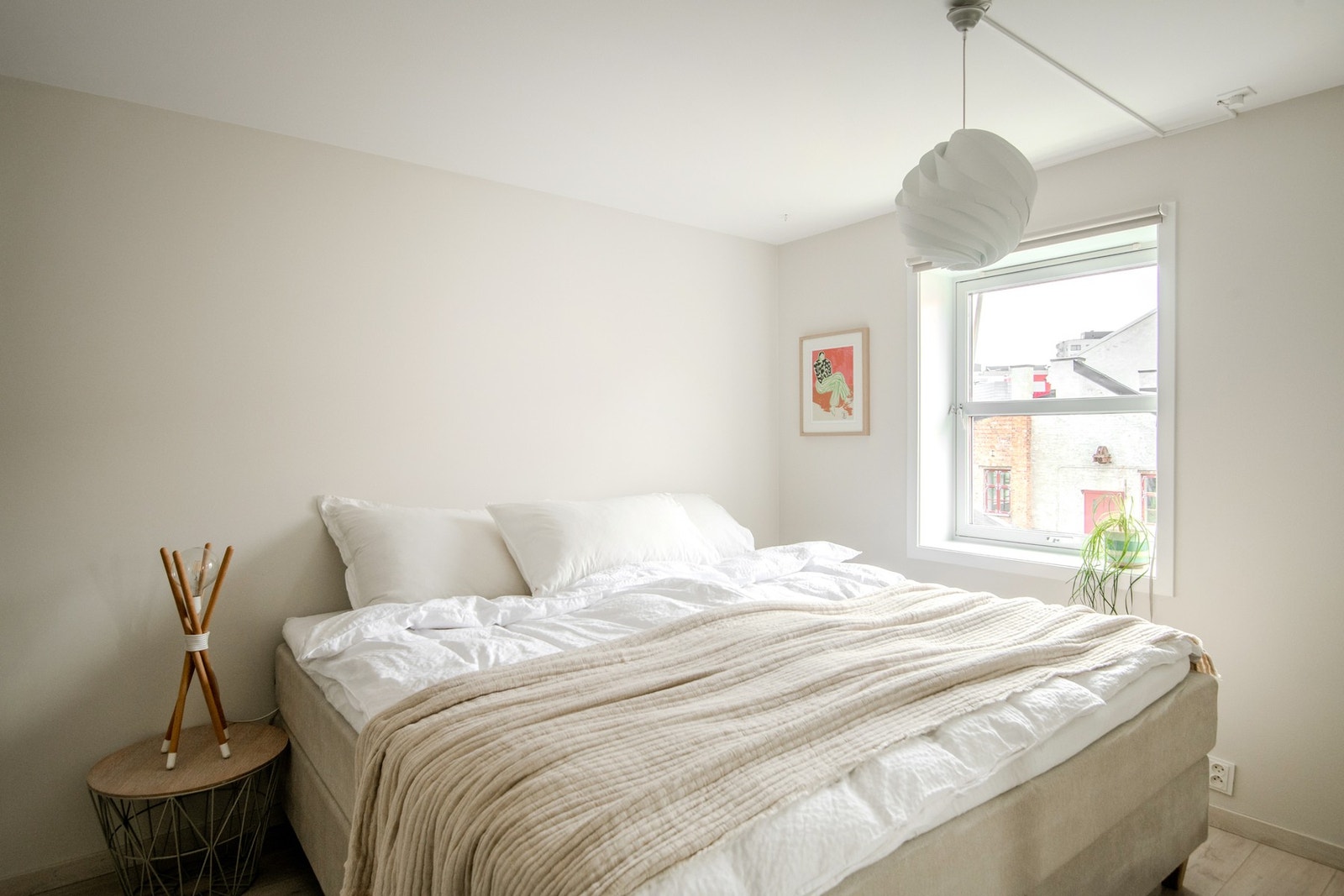 Fra vinduet har du vakker utsikt mot Akerselva og nærområde, som skaper en behagelig og avslappende stemning - perfekt for rolige morgener og gode netter. Galleribilde