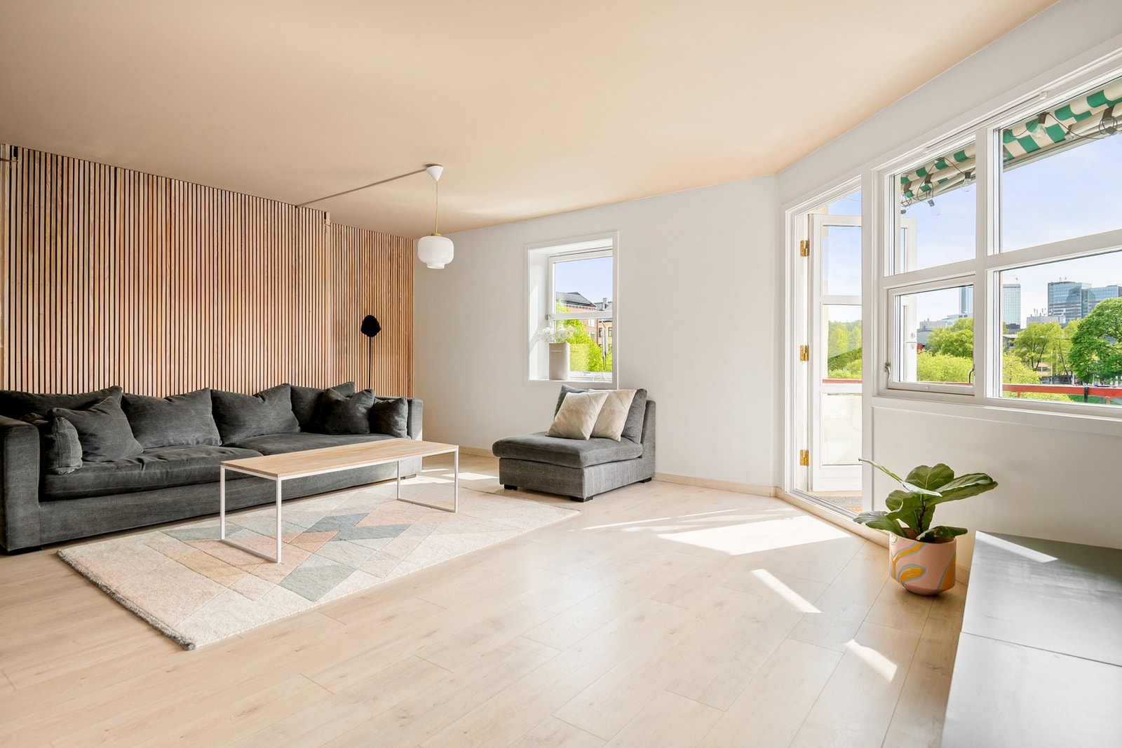 Gode vindusflater slipper inn mye naturlig dagslys til leiligheten. Galleribilde