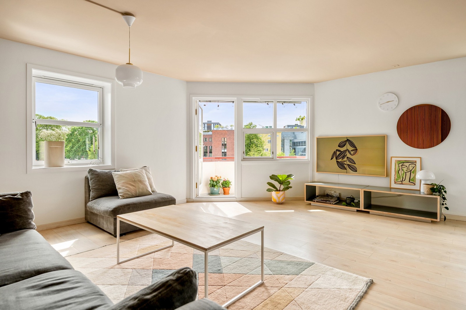 er bor du høyt, usjenert og luftig i 3. etasje, med moderne og eksklusiv standard, god planløsning og særdeles god romfølelse. Galleribilde