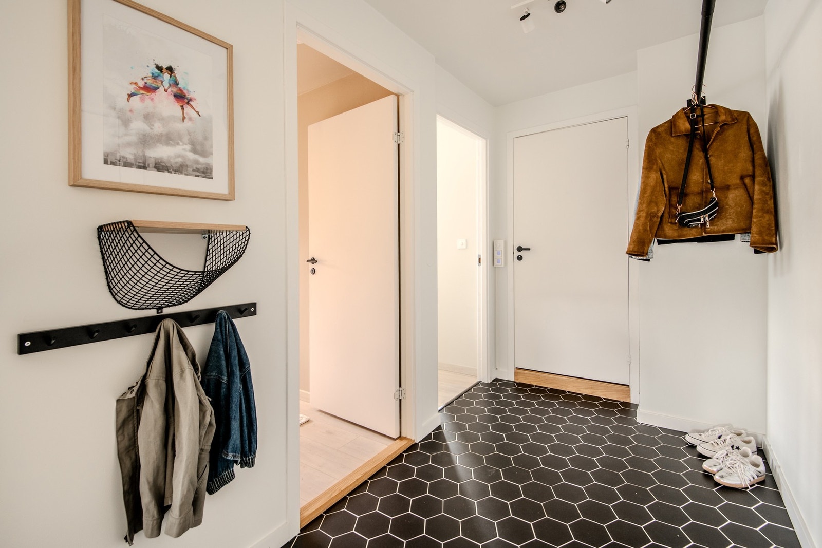 Entréen har god plass til å henge av seg yttertøyet og plassere skoene. Galleribilde
