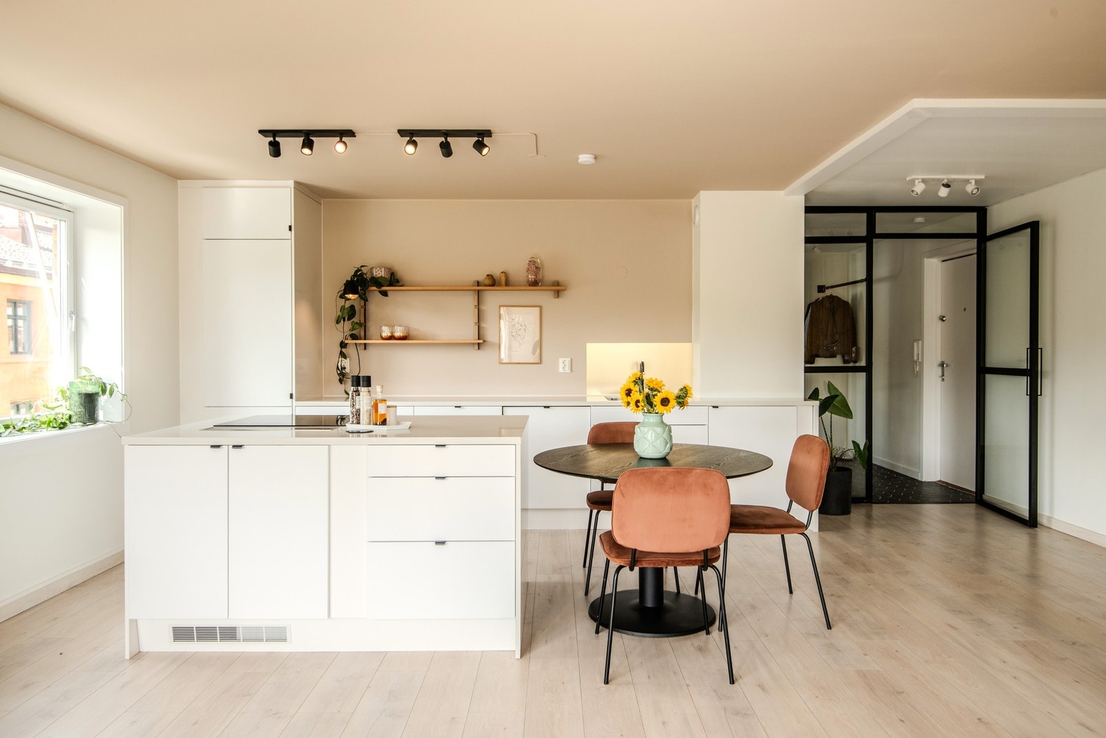 Stilrent og gjennomført kjøkken fra 2018 med eksklusive materialvalg og smarte løsninger. Innredningen har slette fronter og benkeplater i stein som gir et moderne og elegant uttrykk. Galleribilde