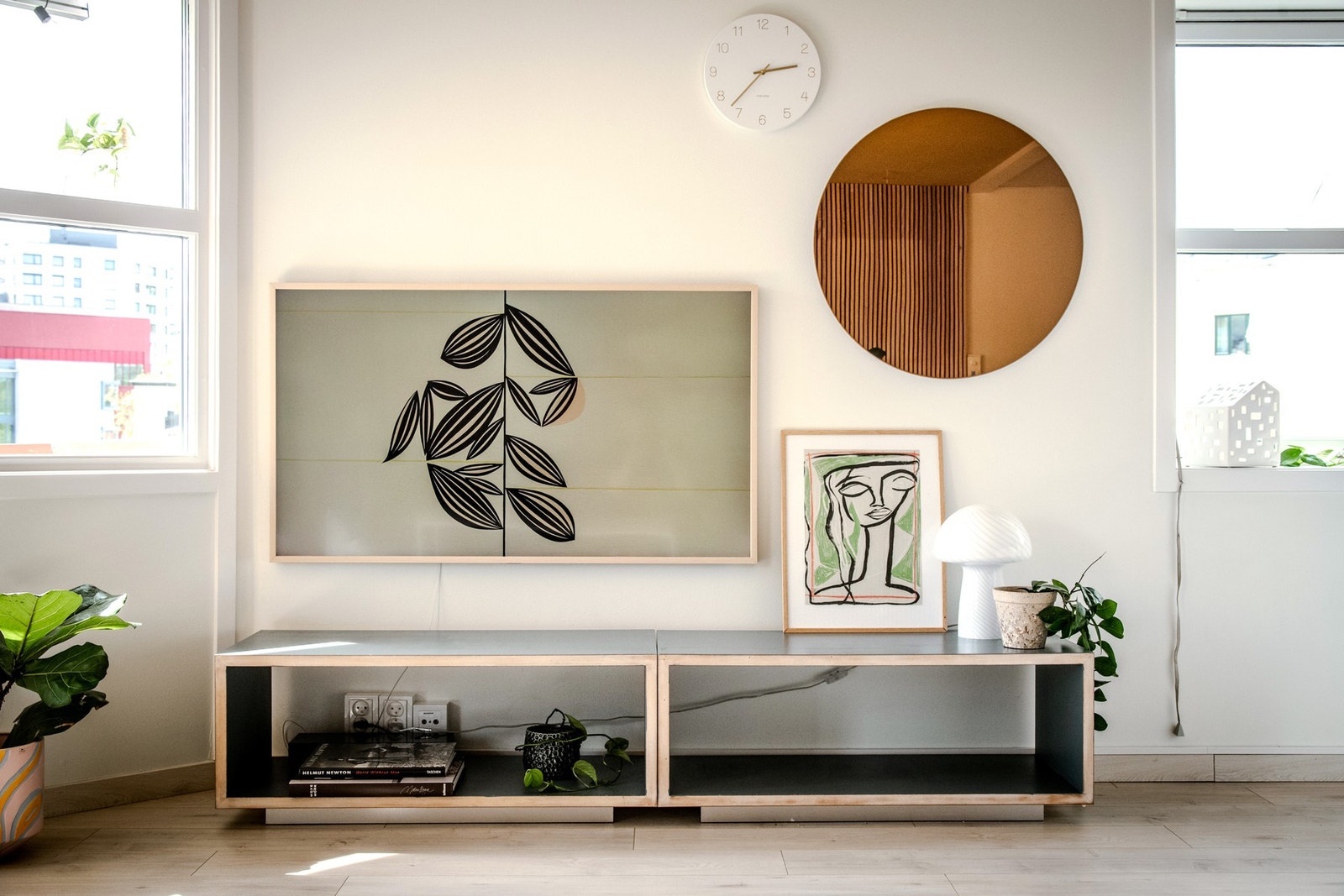 Stuen byr på god plass til både en hyggelig tv-krok med sofa og mediemøblement, samt en romslig spisestue Galleribilde