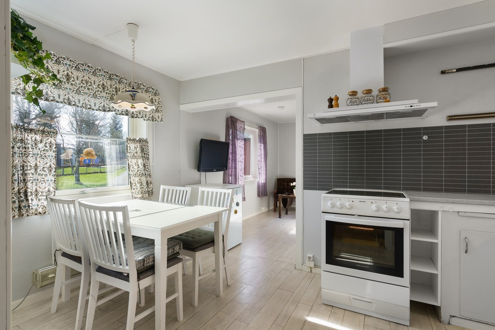 Overflatene er i god stand med normal slitasje, og det er montert kjøkkenventilator med avtrekk ut. Galleribilde