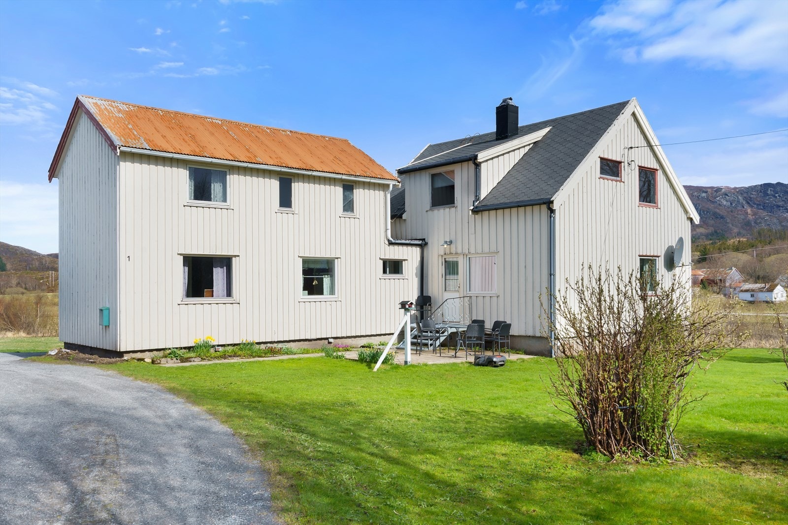 Det er direkte adkomst til utmark og turterreng, samtidig som det er gangavstand til sentrum. Galleribilde