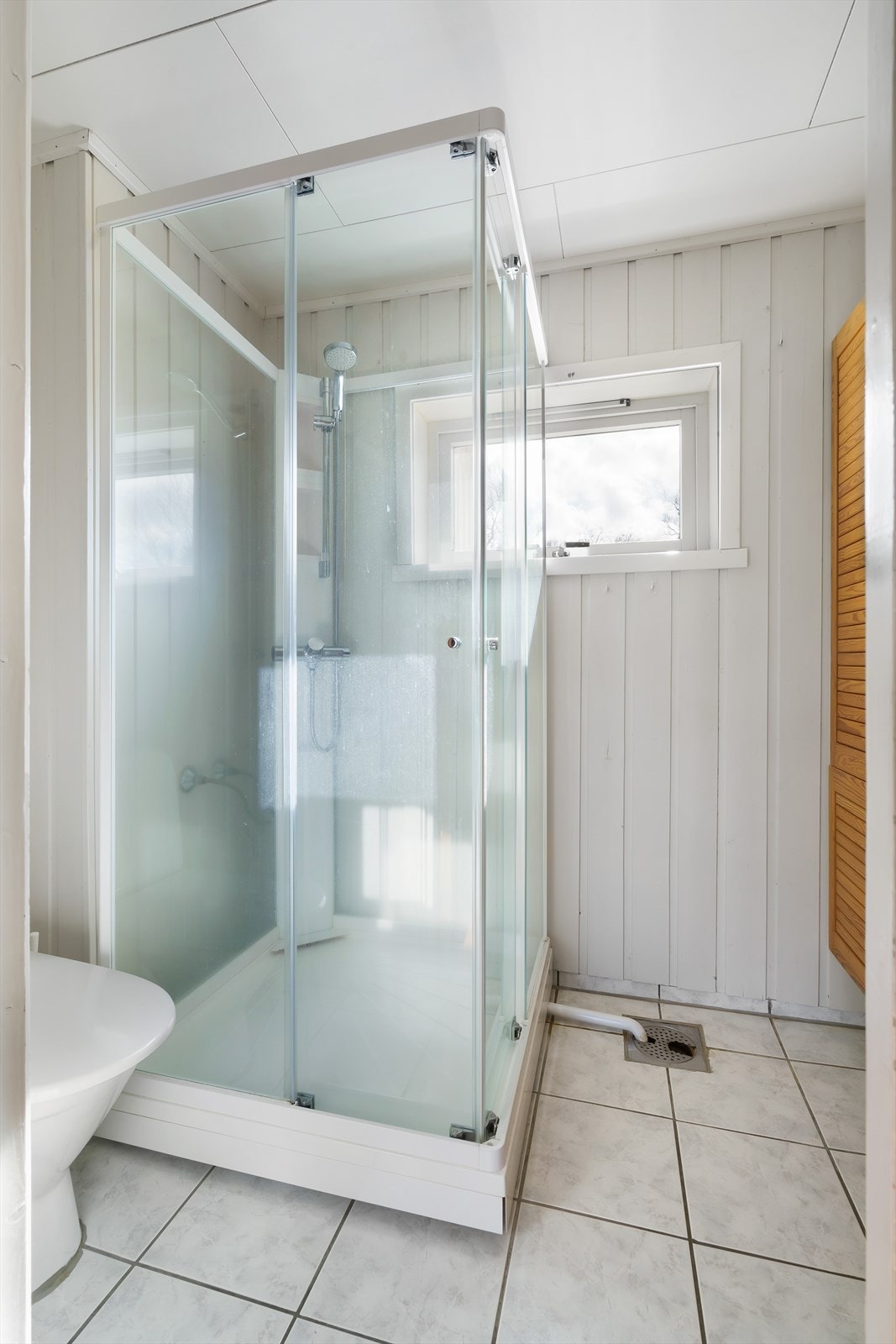 Badet i første etasje (i tilbygget) har eldre standard og ble sist pusset opp rundt 1989. Galleribilde