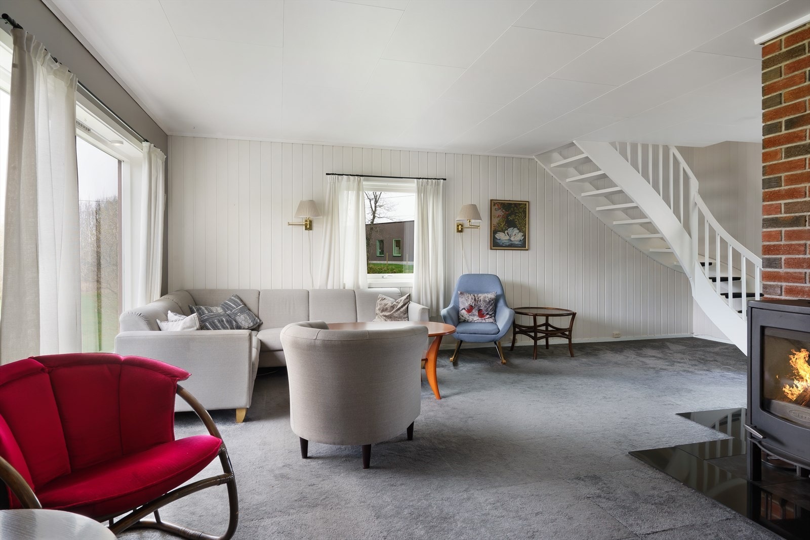 Første etasje består av vindfang, hall med trapp til andre etasje i tilbygget, bod, kjøkken, ett soverom, bad, vaskerom og stue med trapp opp til andre etasje i hoveddelen av huset. Galleribilde