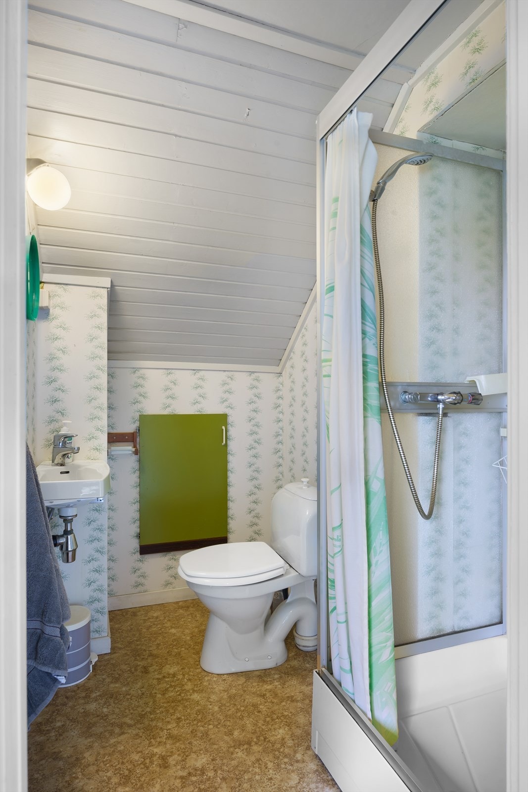 Bad/toalettrommet (i loftsetasjen over hovedbygget) har toalett, vask og dusjkabinett, men er ikke bygget som våtrom. Galleribilde