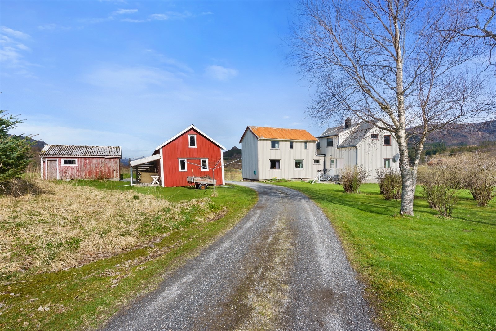 Eiendommen har en romslig tomt med hage, gårdsplass, naturtomt og noe dyrket mark. Galleribilde