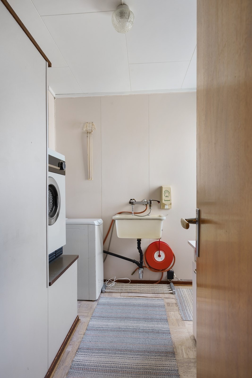 Vaskerommet ligger i tilknytning til bi-inngangen og har opplegg for vaskemaskin og skyllekar. Galleribilde