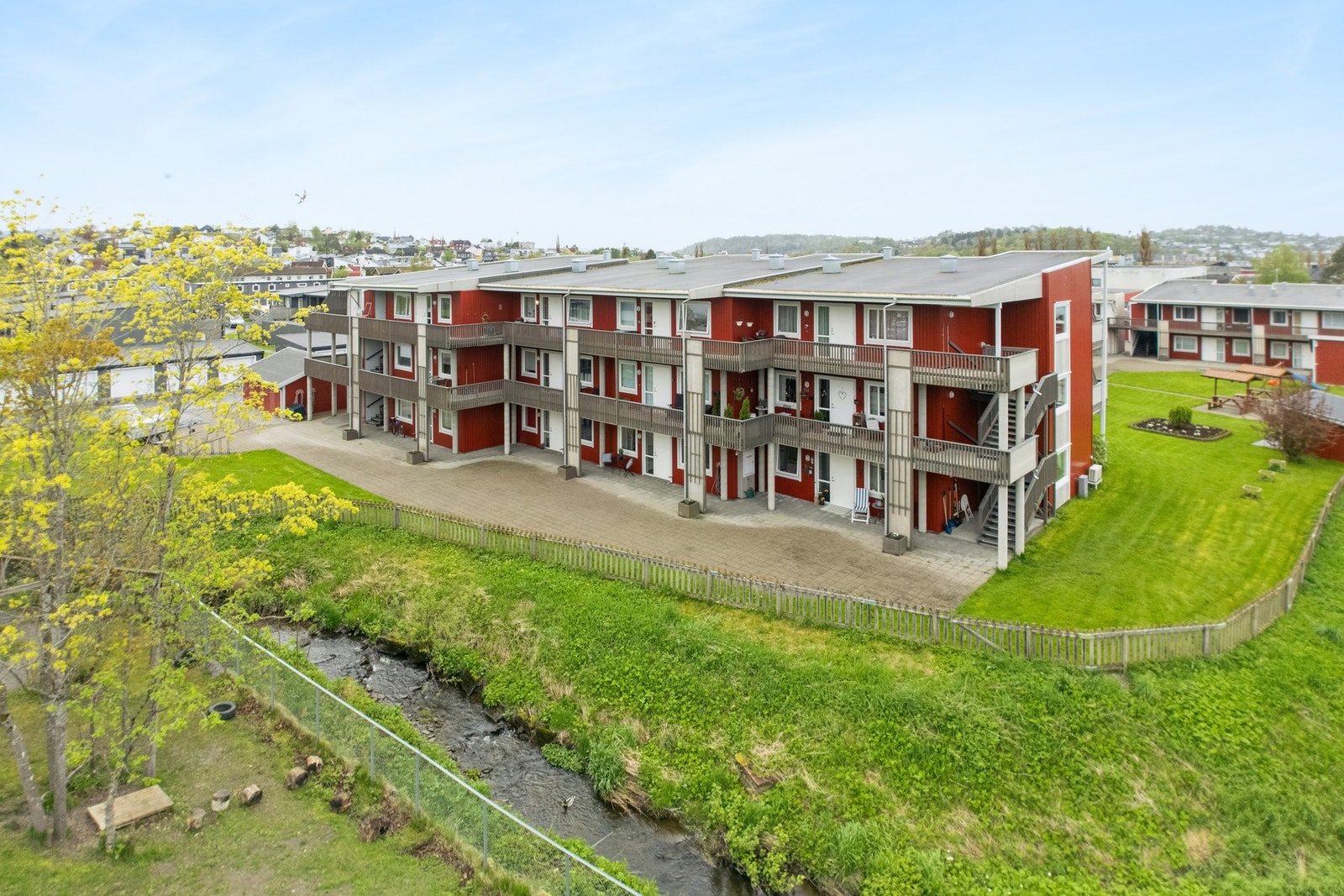 Boligen ligger svært sentrumsnært med gangavstand til dagligvare, barnehage og barneskole. Galleribilde