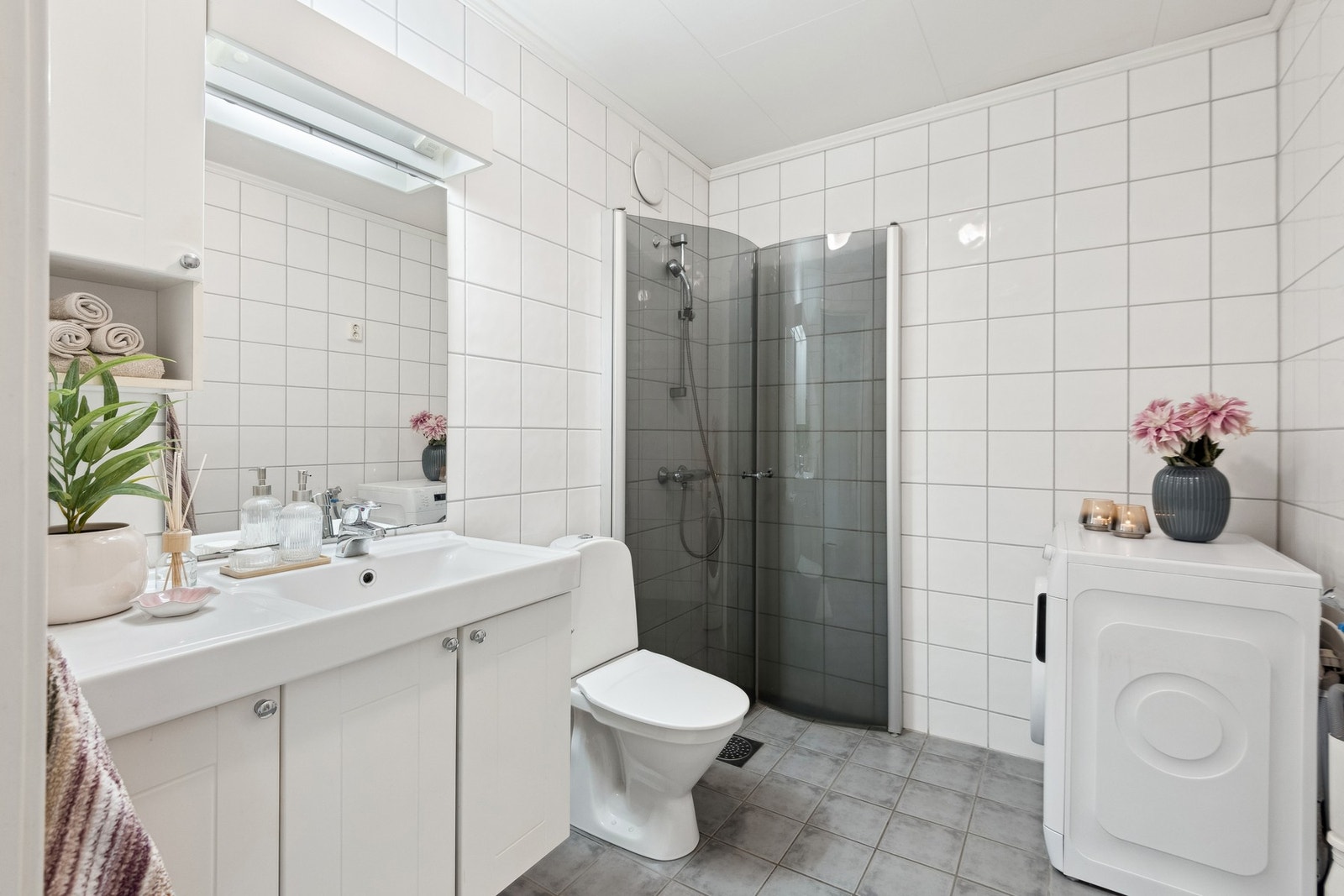 Flislagt bad med opplegg for vaskemaskin. Galleribilde