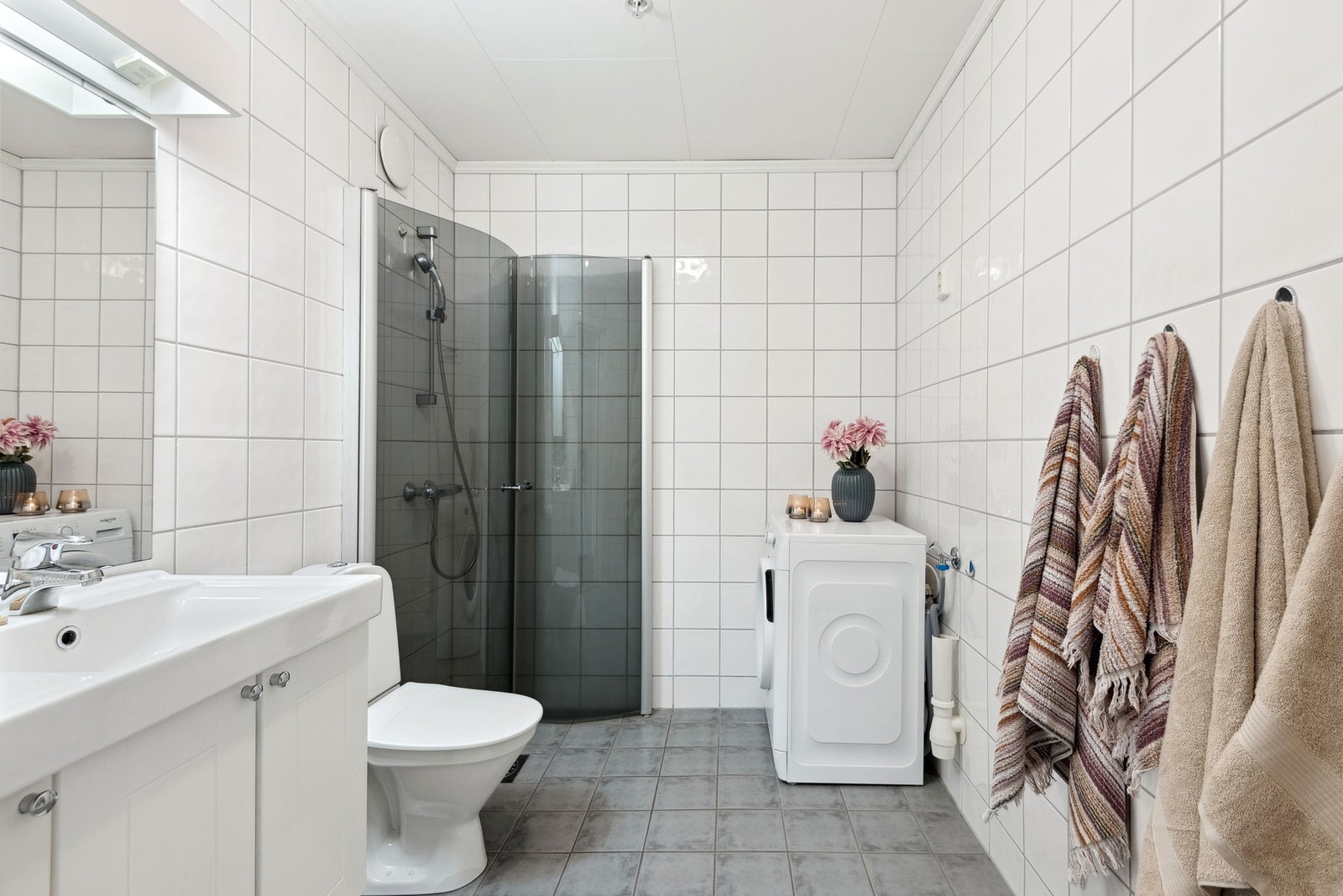 Badet er romslig og har et praktisk dusjhjørne med dører som kan skyves inn når den ikke benyttes. Galleribilde