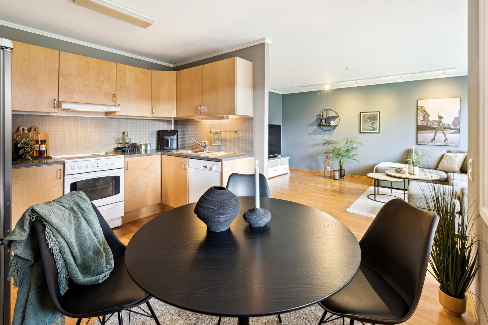 Romslig kjøkken med plass til spisegruppe. Galleribilde