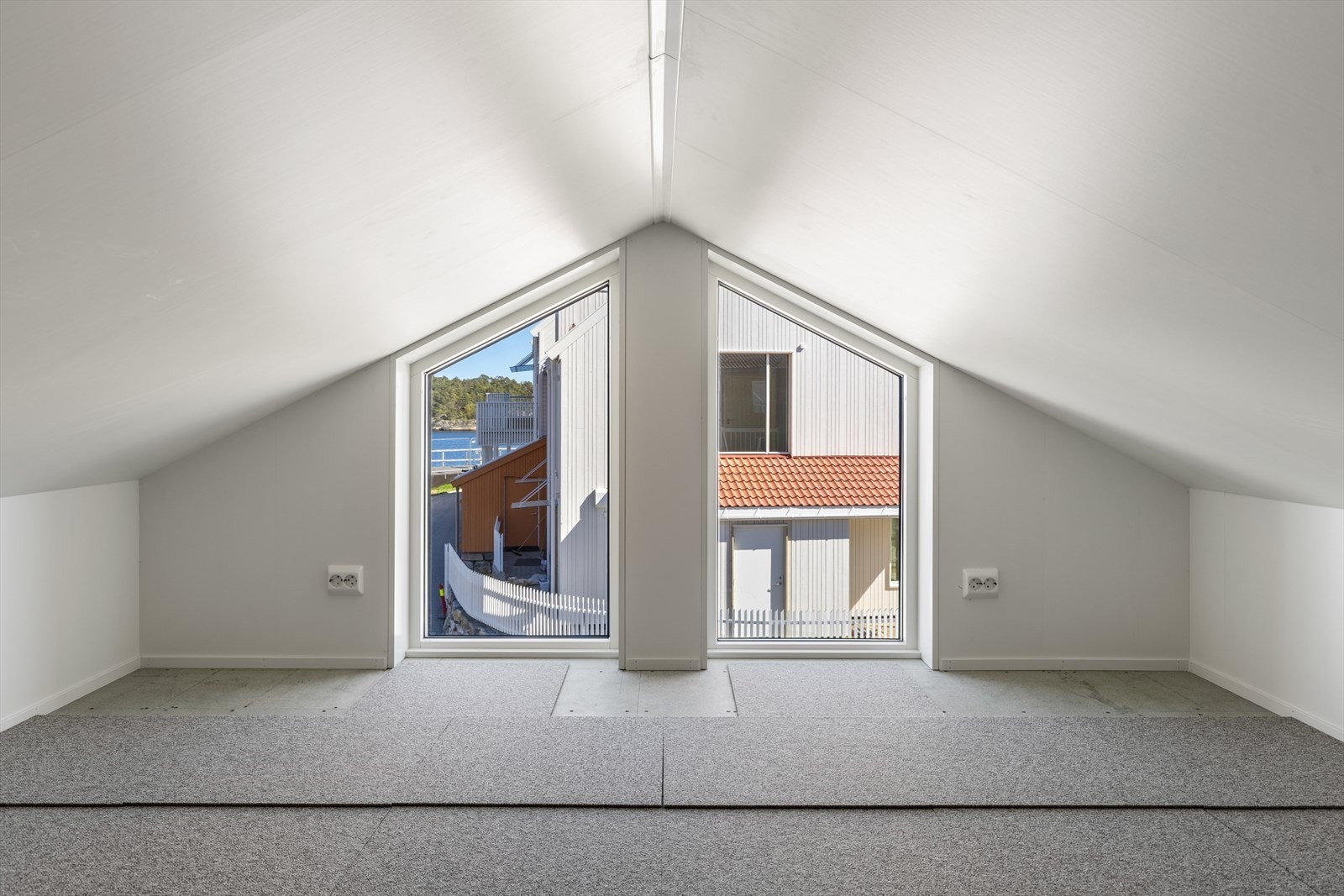 Hemsen har også store vinduer. Denne gir godt med oppbevaringsplass, lekeplass for de små eller mulighet for gjesteovernatting. Galleribilde