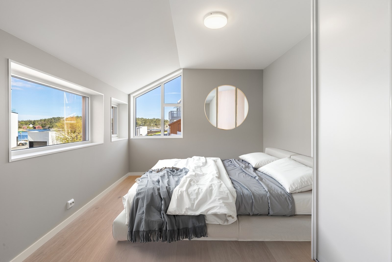 Master bedroom som også har nydelig utsikt mot øst. Galleribilde
