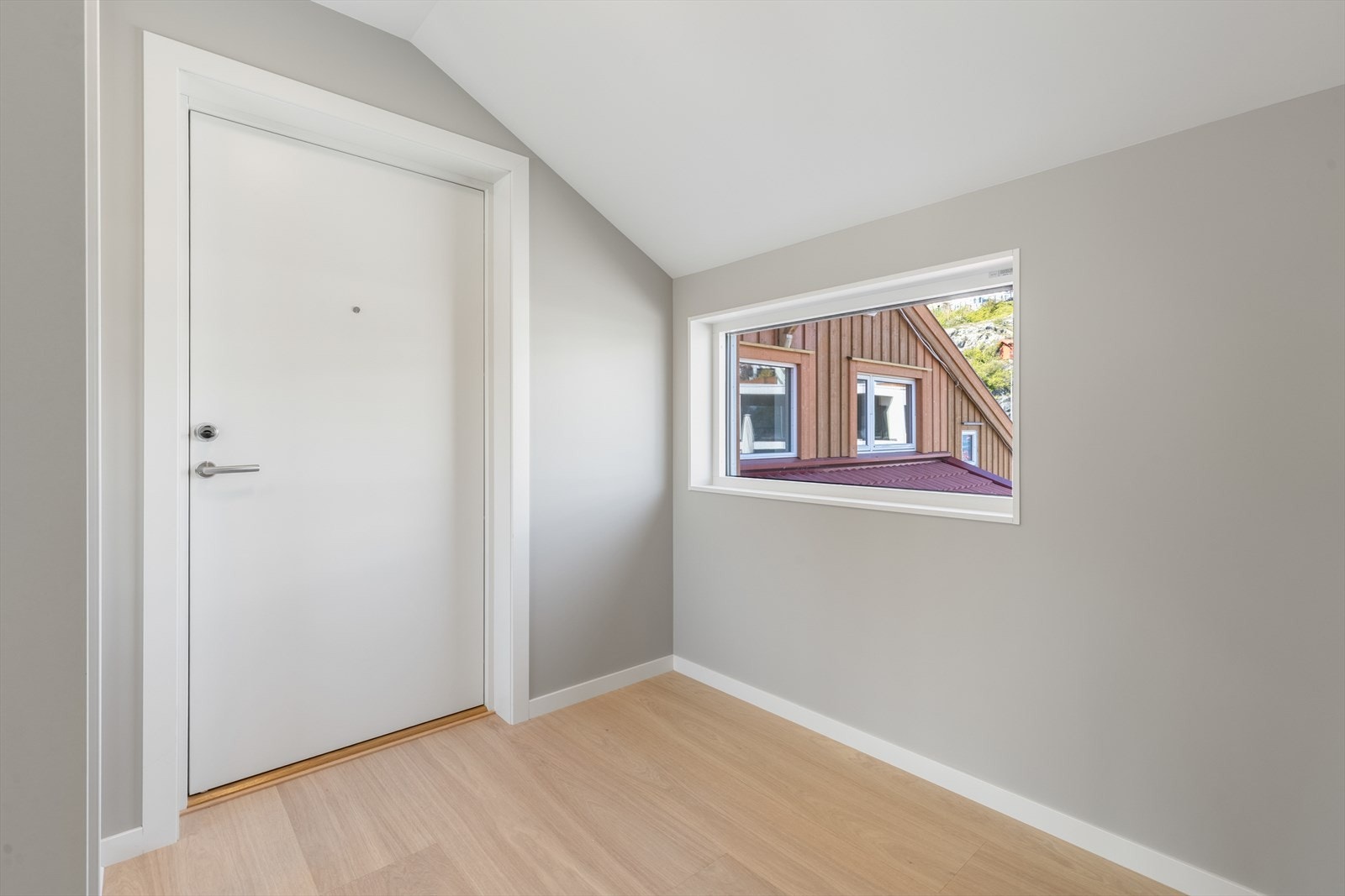 Åpen og god gang med garderobeskap med speilfronter. Ellers godt med plass for oppbevaring av klær og sko Galleribilde