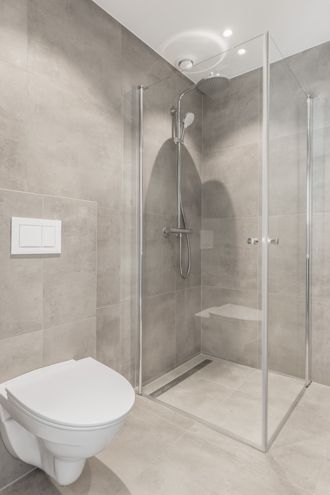 Ellers servanskap, dusjhjørne og vegghengt wc. Galleribilde