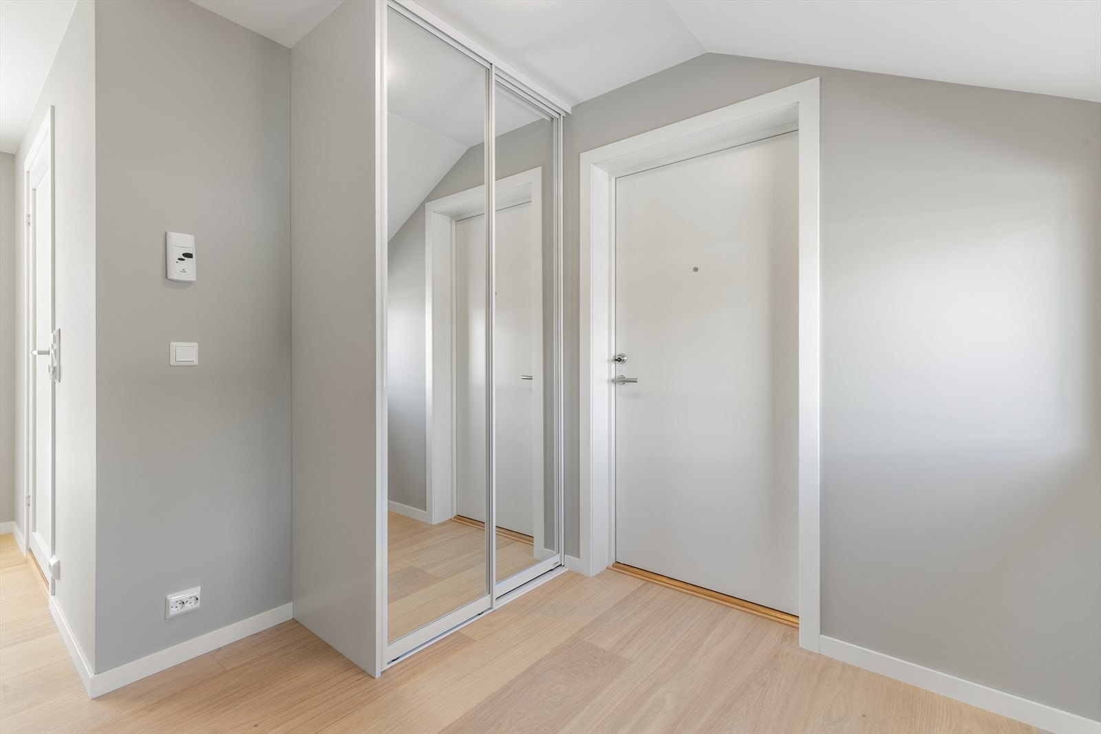 Garderobe i gang Galleribilde