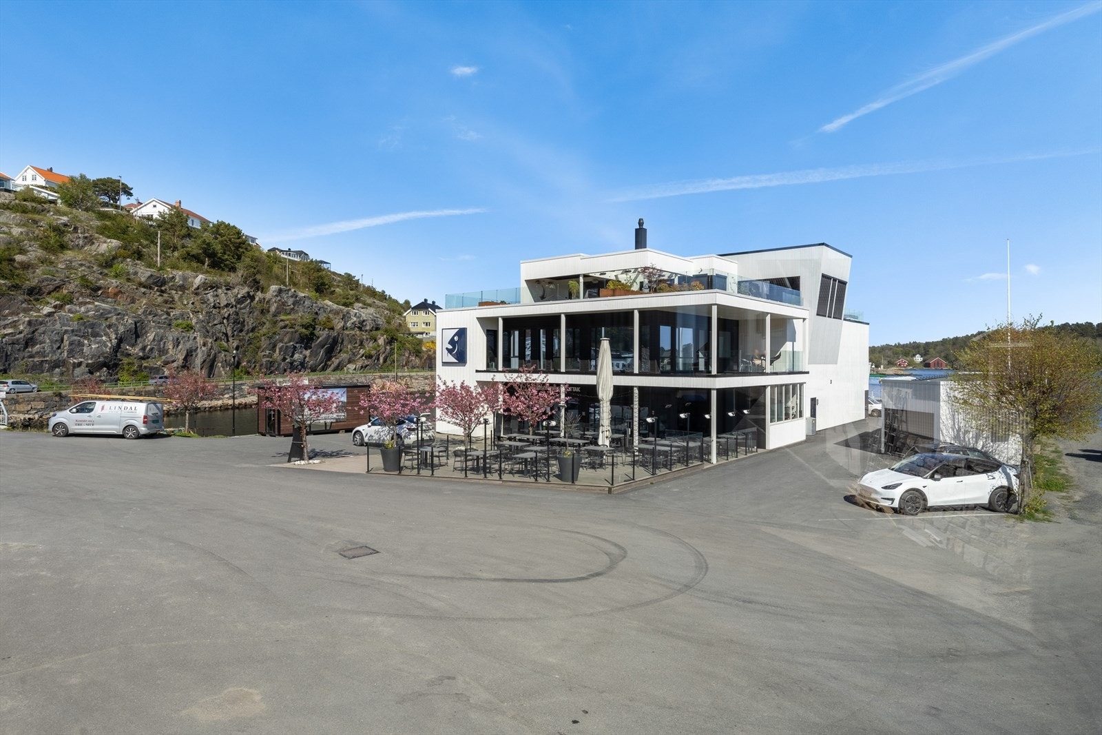 Utsikt mot øst - Her er det kort vei til populære Fiskemottaket, hvor man også kan nyte en herlig middag eller lunsj. Galleribilde