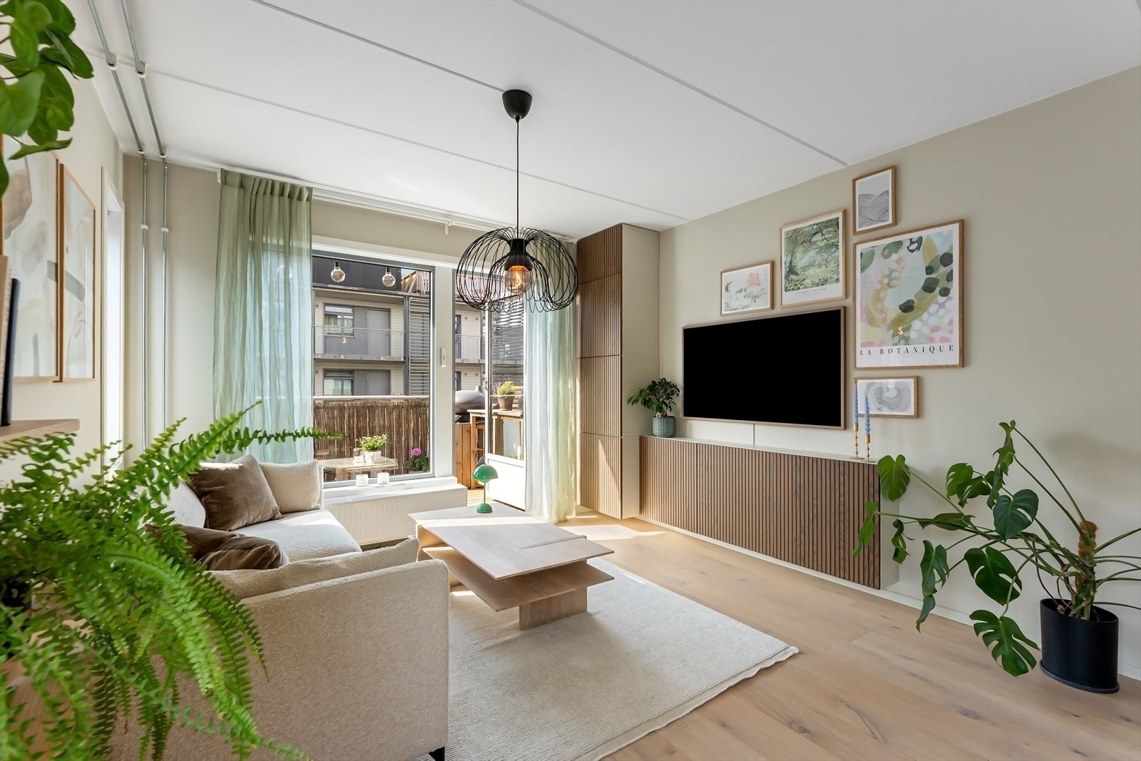 Plass til stor sofagruppe og vegghengte skap rundt tv fra 2022 Galleribilde