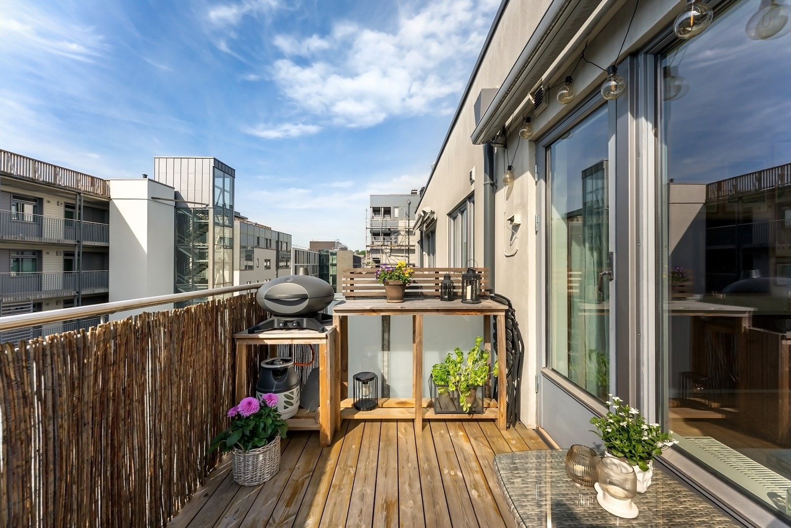 Sydvendt og solrik balkong med adkomst fra stue/kjøkken på ca. 6 kvm - Elektrisk markise Galleribilde