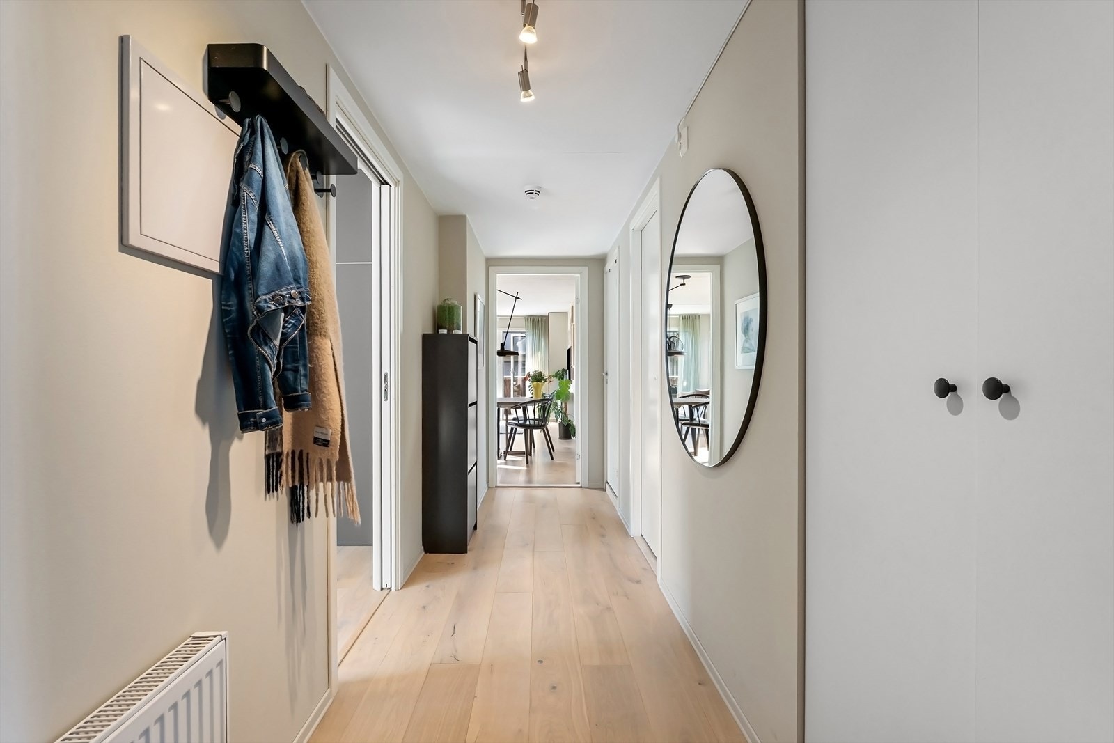 Innbydende entré med oppbevaringsplass i garderobeskap Galleribilde