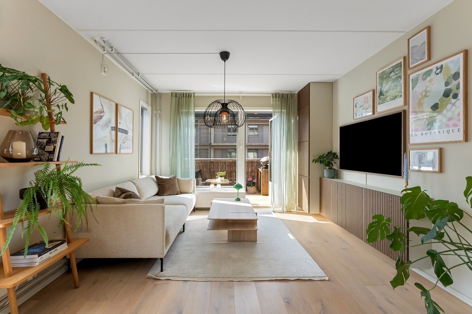 Lyst og romslig oppholdsrom med flere møbleringsmuligheter Galleribilde