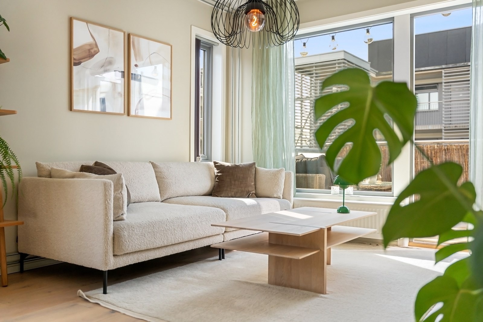 Moderne og gjennomført standard med blant annet enstavs parkett fra 2022 Galleribilde