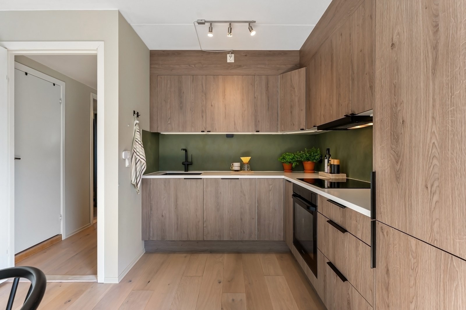 Stekeovn, platetopp, kjøl/frys og oppvaskmaskin er integrert i innredningen Galleribilde