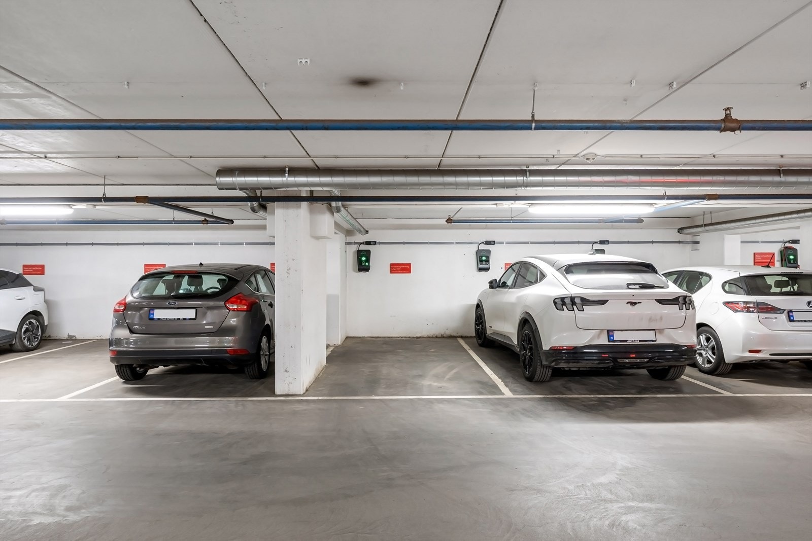 Selger disponerer garasjeplass med elbil-lader som kan kjøpes for kr. 550 000,- + omk. Galleribilde