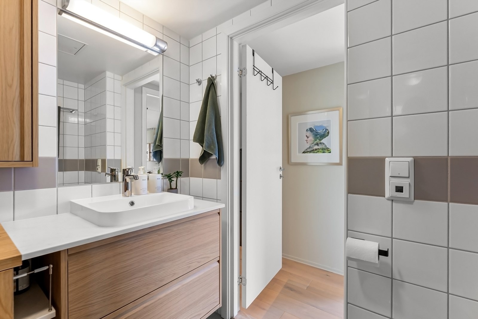 Badet er pusset opp med ny innredning, dusj og servant i 2024 - Konstruksjonen for øvrig er fra byggeåret Galleribilde